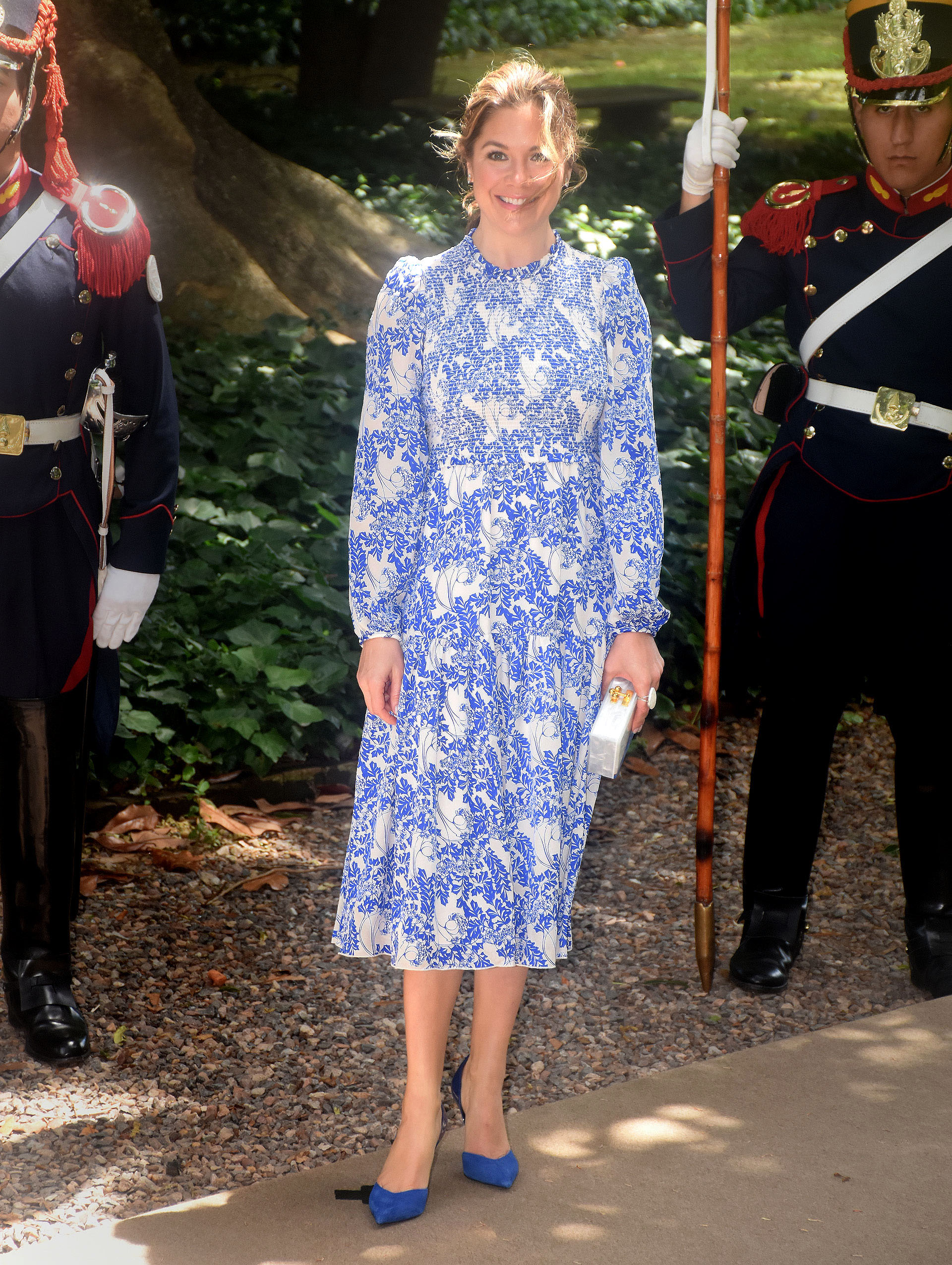 Sophie Trudeau, Canadá. La primera dama apostó al azul y blanco. Un vestido por debajo de la rodilla con mangas y cuello a la base con estampado floral, clutch rígido blanco de acrílico y stilettos en punta de gamuza