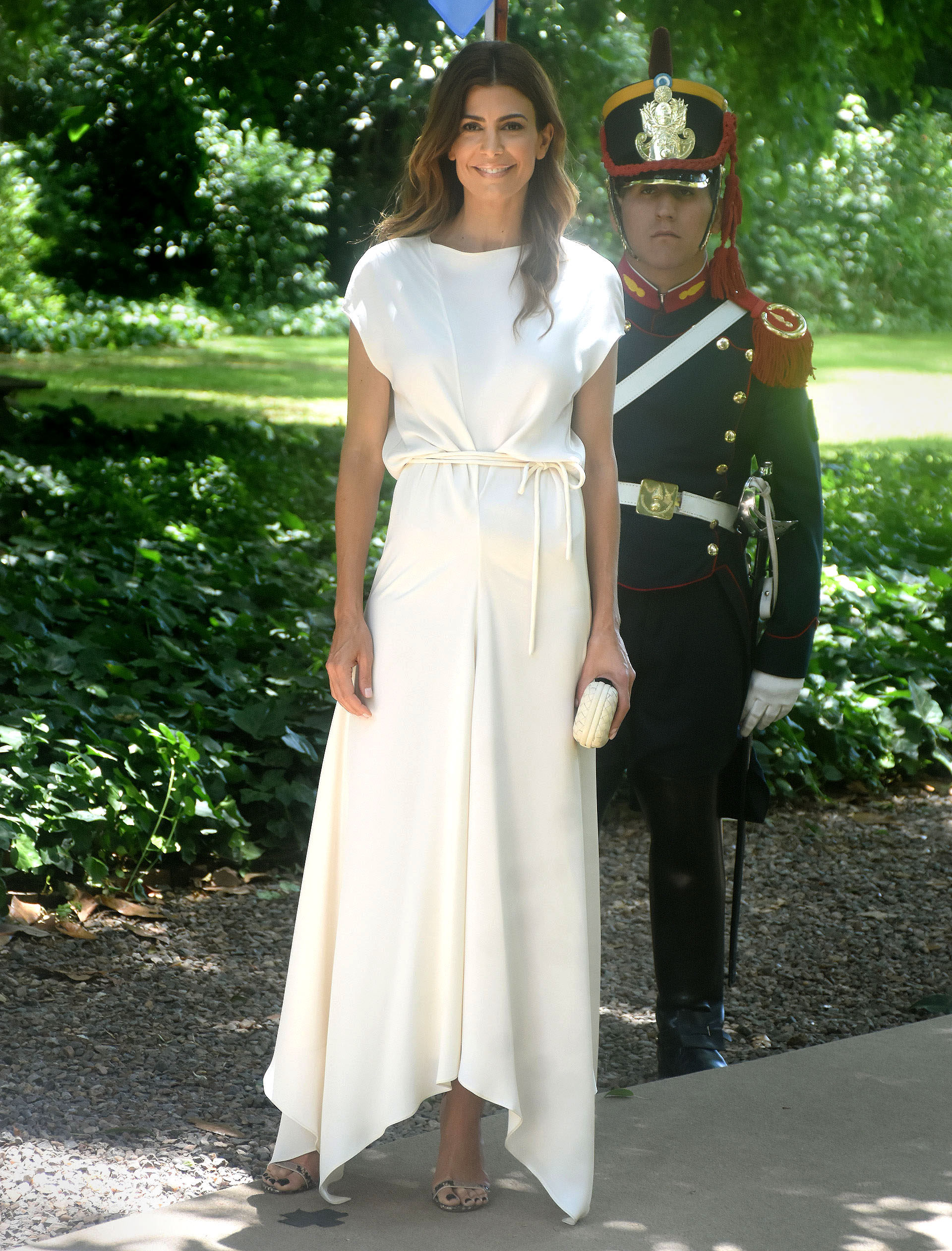 Juliana Awada, la anfitriona del almuerzo. Lució un vestido off white de corte irregular con líneas rectas con lazo a la cintura marcando su silueta. Sandalias plateadas, clutch de Bottega Venetta y cabello suelto. Fiel a su estilo