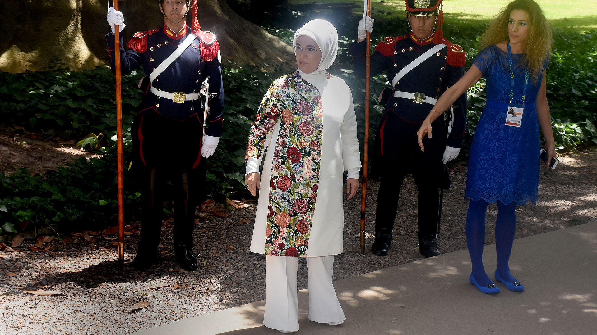 Emine Erdogan, la primera dama de Turquía apostó por el total white con estampado floreado. El tradicional hijab que indica la religión, pantalón largo y zapatos blancos