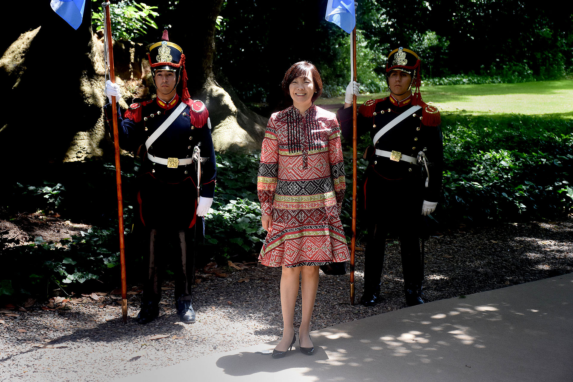 Akie ABE, la primera dama de Japón lució un vestido a la rodilla con estampados geométricos, mangas largas y cuello mao. Completó el look con stilettos en punta de taco chupete