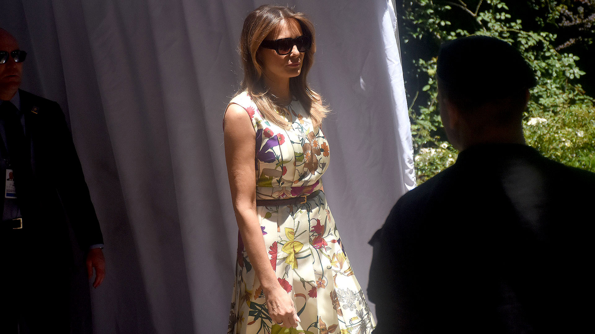 Al llegar, Melania Trump lució unos anteojos de sol que luego para las fotos ante la prensa se quitó
