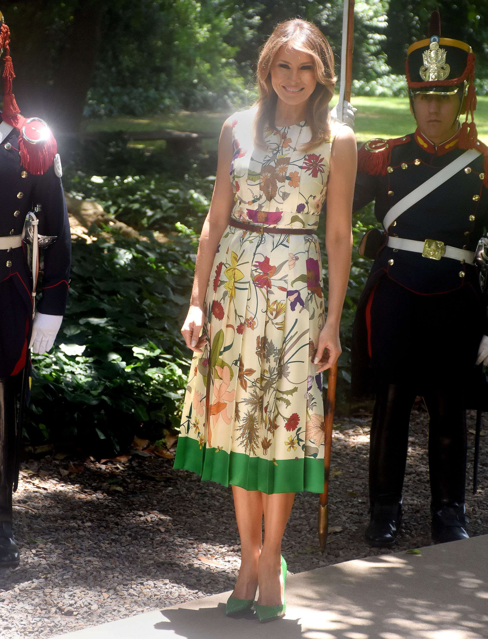 Melania Trump nunca defrauda con sus looks. Para la visita y almuerzo a Victoria Ocampo optó por un vestido plisado estampado con detalle de verde, completó el look con un cinturón finito y en sus pies