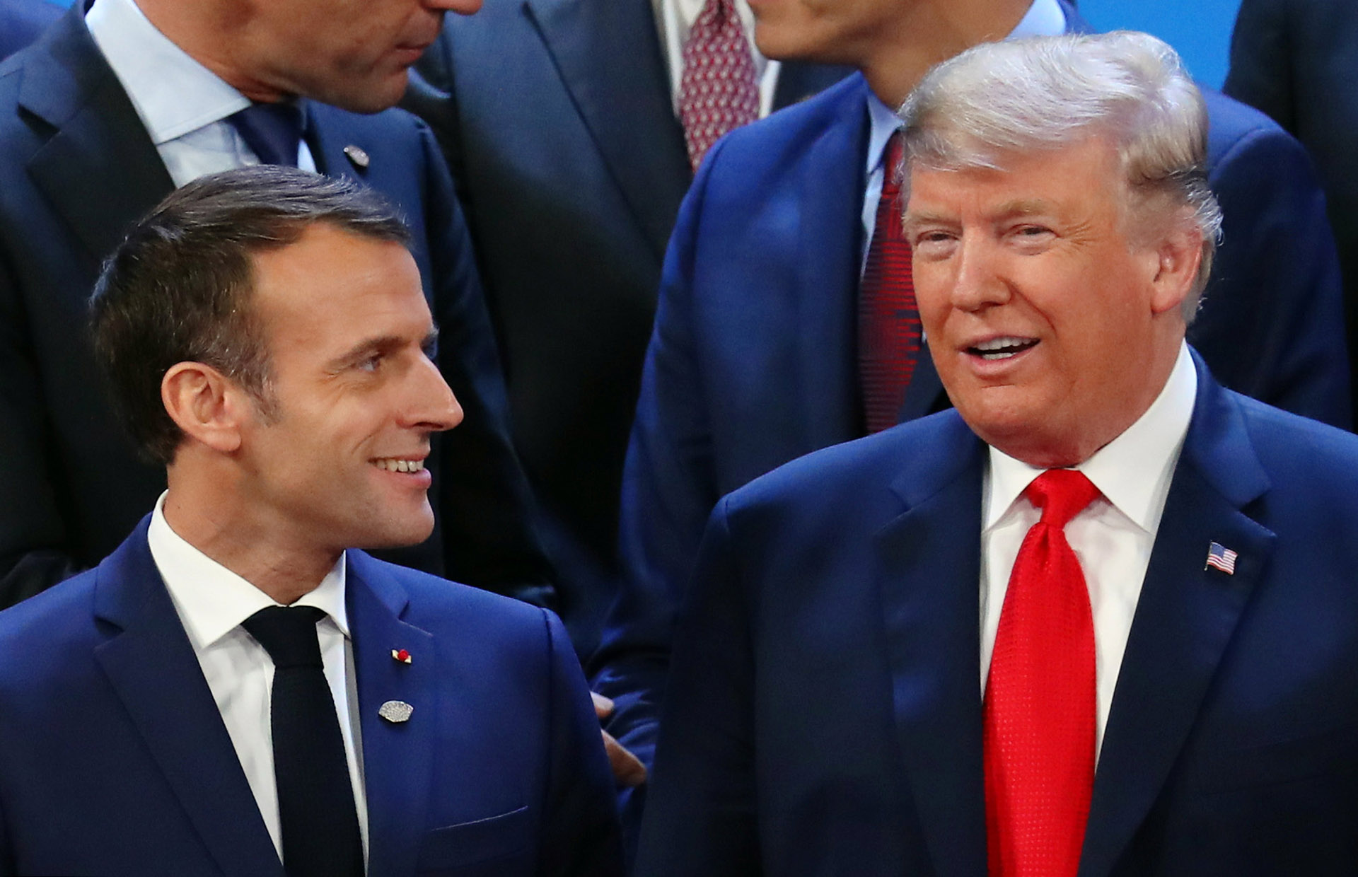 Macron y Trump dialogan antes de la foto de familia