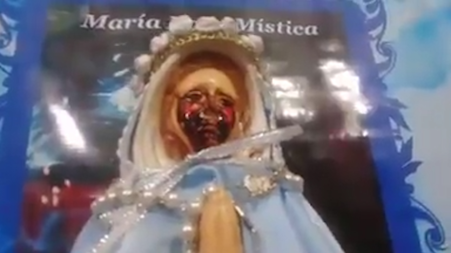 Cientos de personas han acudido a la casa de la señora Frías para presenciar la sangre que derrama la Virgen (Foto: Especial)