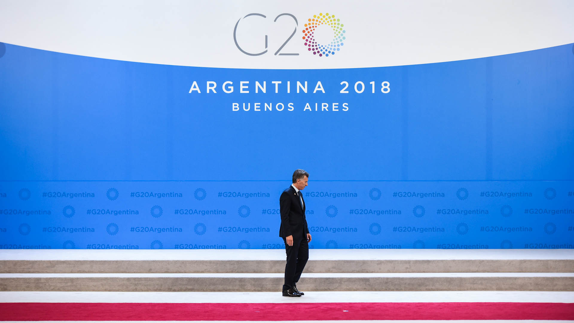 Macri quedó solo en el escenario