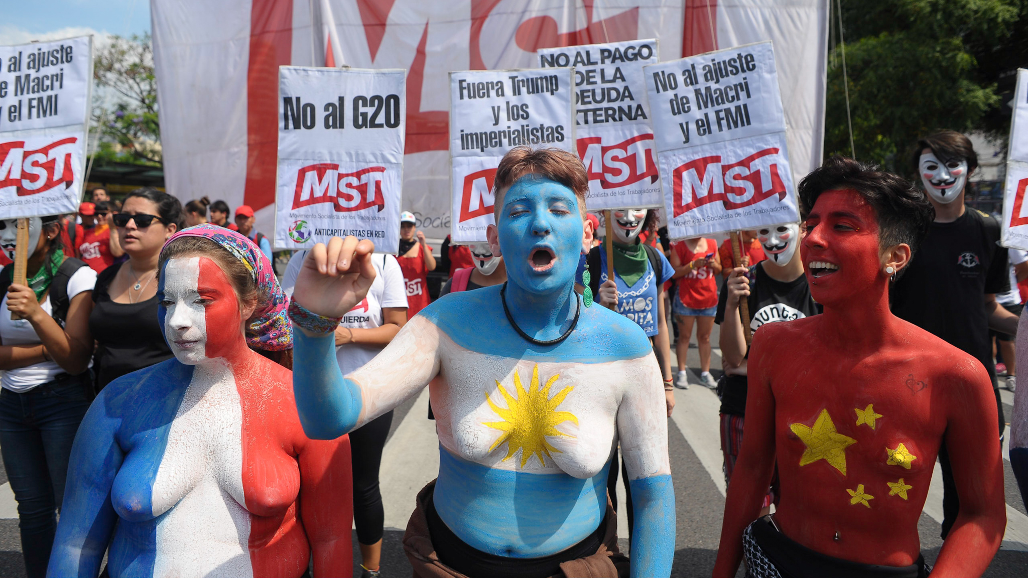 Las jóvenes se desnudaron y pintaron para repudiar la cumbre del G20