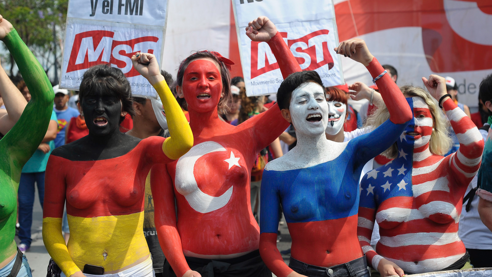 Algunas de las mujeres que se pintaron en el cuerpo en forma de protesta