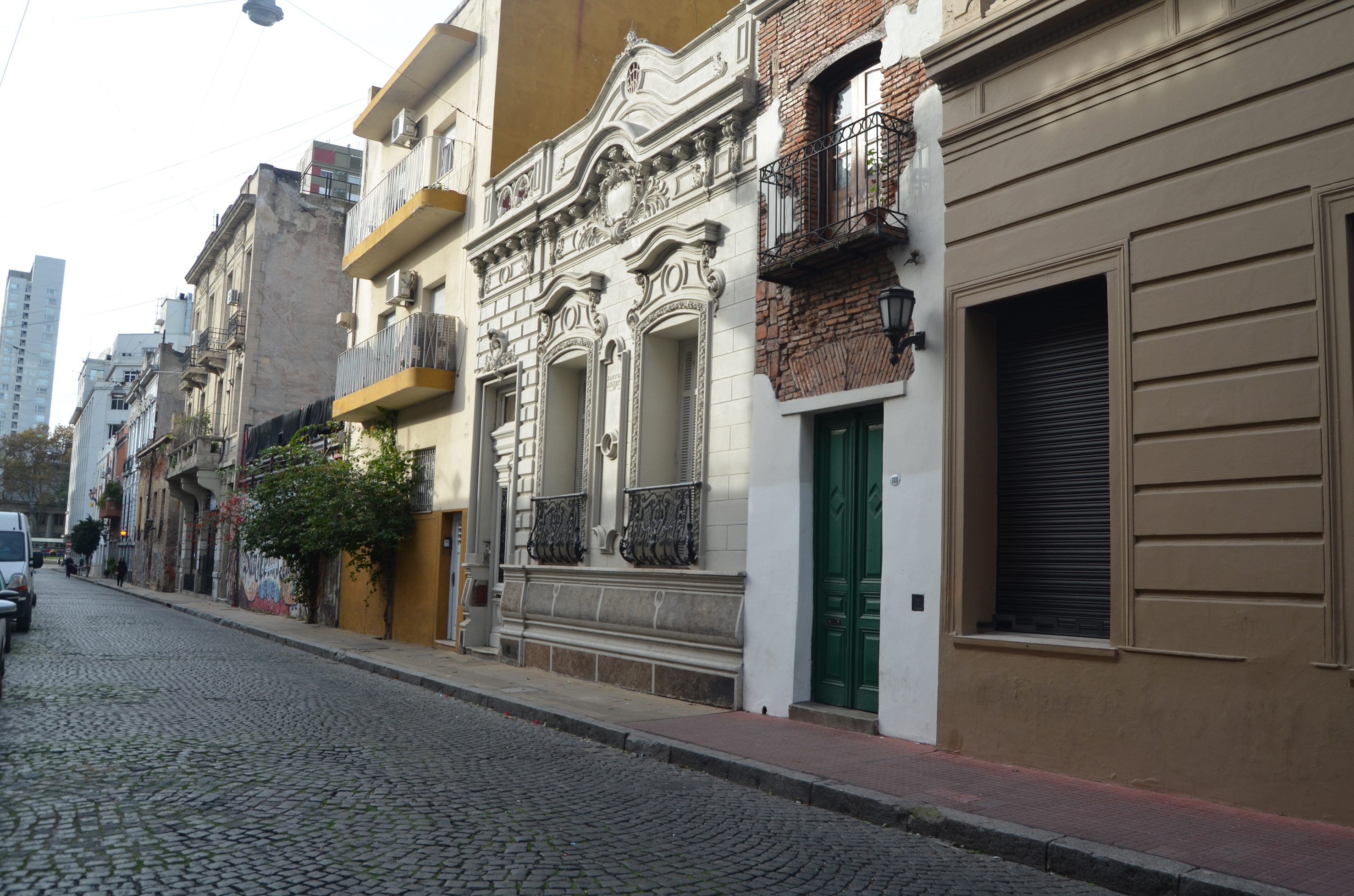 Va desde la Avenida Independencia hasta la calle Defensa y cruza Balcarce, a siete cuadras de la Casa Rosada. Al 380 reside la casa más angosta de la ciudad: hoy convertido en un paseo turístico