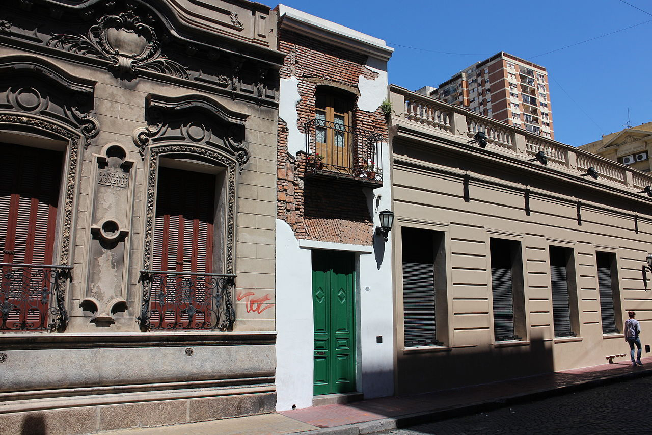 La “Casa Mínima”: una fachada angosta capaz de albergar una puerta de dos hojas, un balcón a barrotes y un farolito