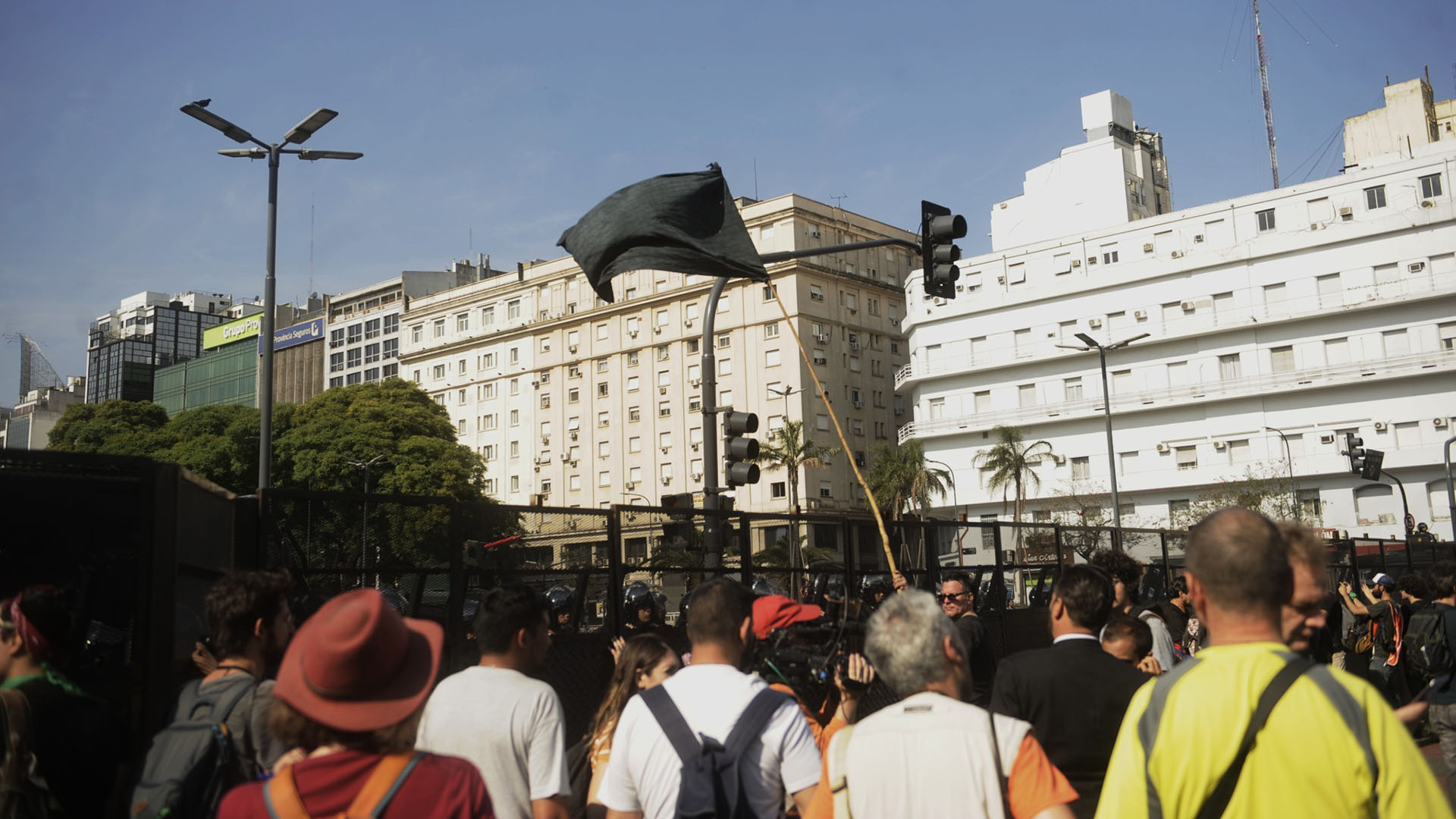 La Policía montó un vallado en la intersección de la avenida 9 de Julio y avenida de Mayo
