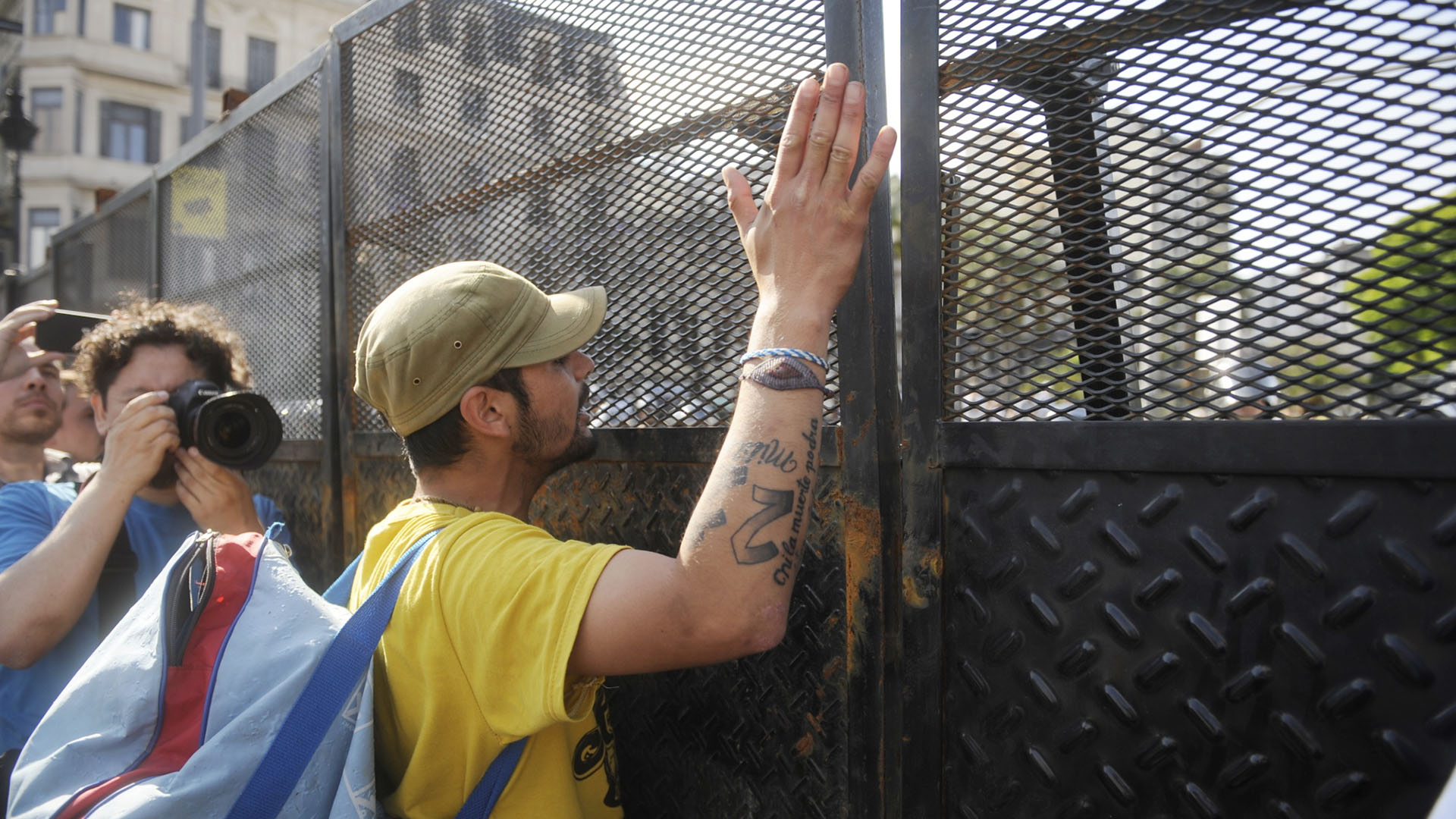Otro de los reclamos fue contra “la política de ajuste” del gobierno argentino