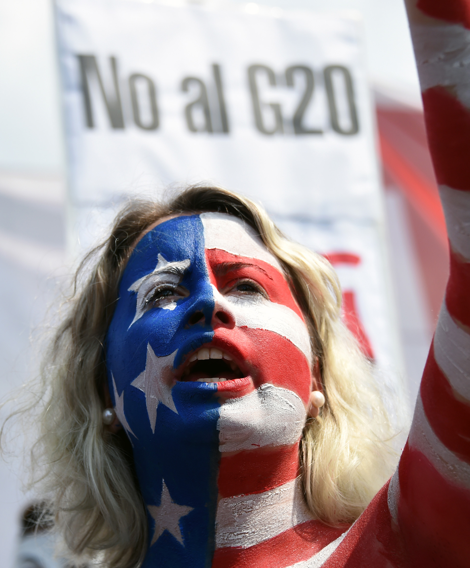 En forma de protesta un grupo de mujeres se pintó el cuerpo simulando las banderas de los países que participan del G20