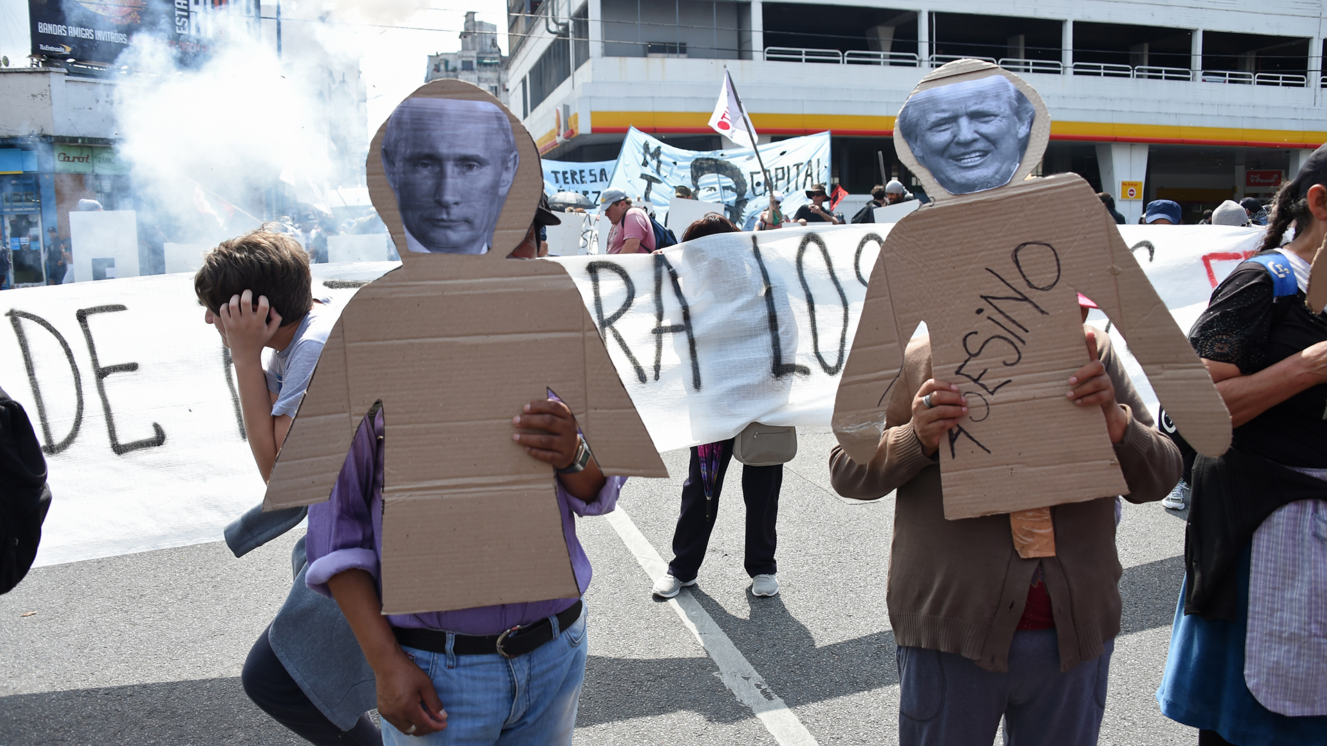 Los participantes de la marcha rechazaron la presencia de los presidentes de Rusia y Estados Unidos