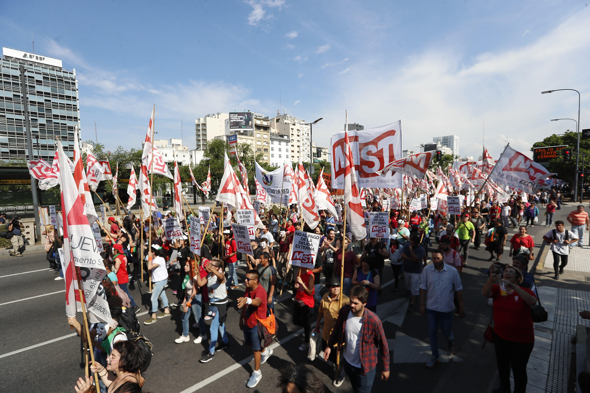 Los manifestantes marcharon por la avenida 9 de Julio