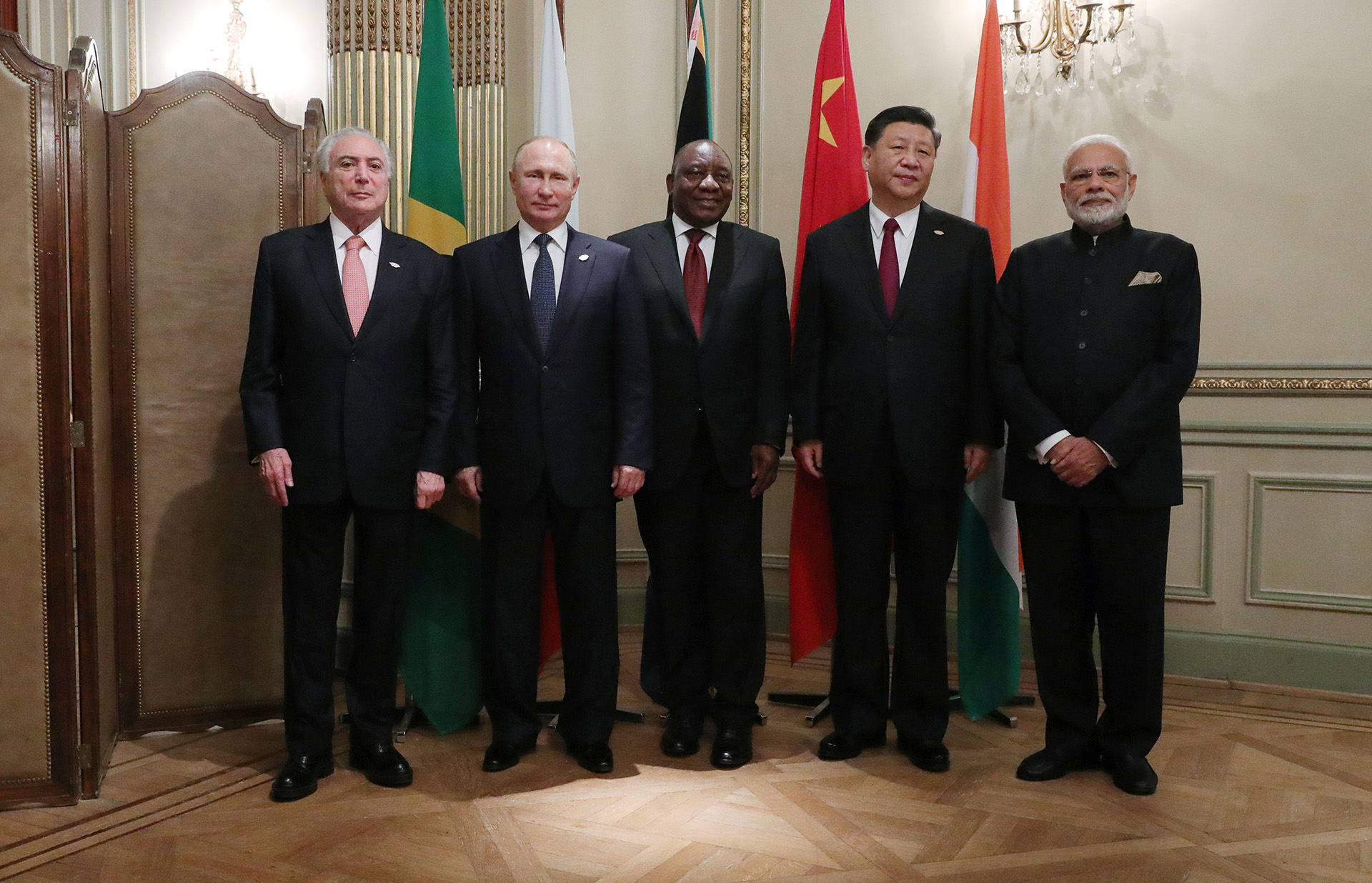 Los mandatarios de Brasil, Michel Temer, Rusia, Vladimir Putin, Sudáfrica, Cyril Ramaphosa, China, Xi Jinping e India Narendra Modi posan tras una reunión del bloque BRIC en el marco de la cumbre del G20