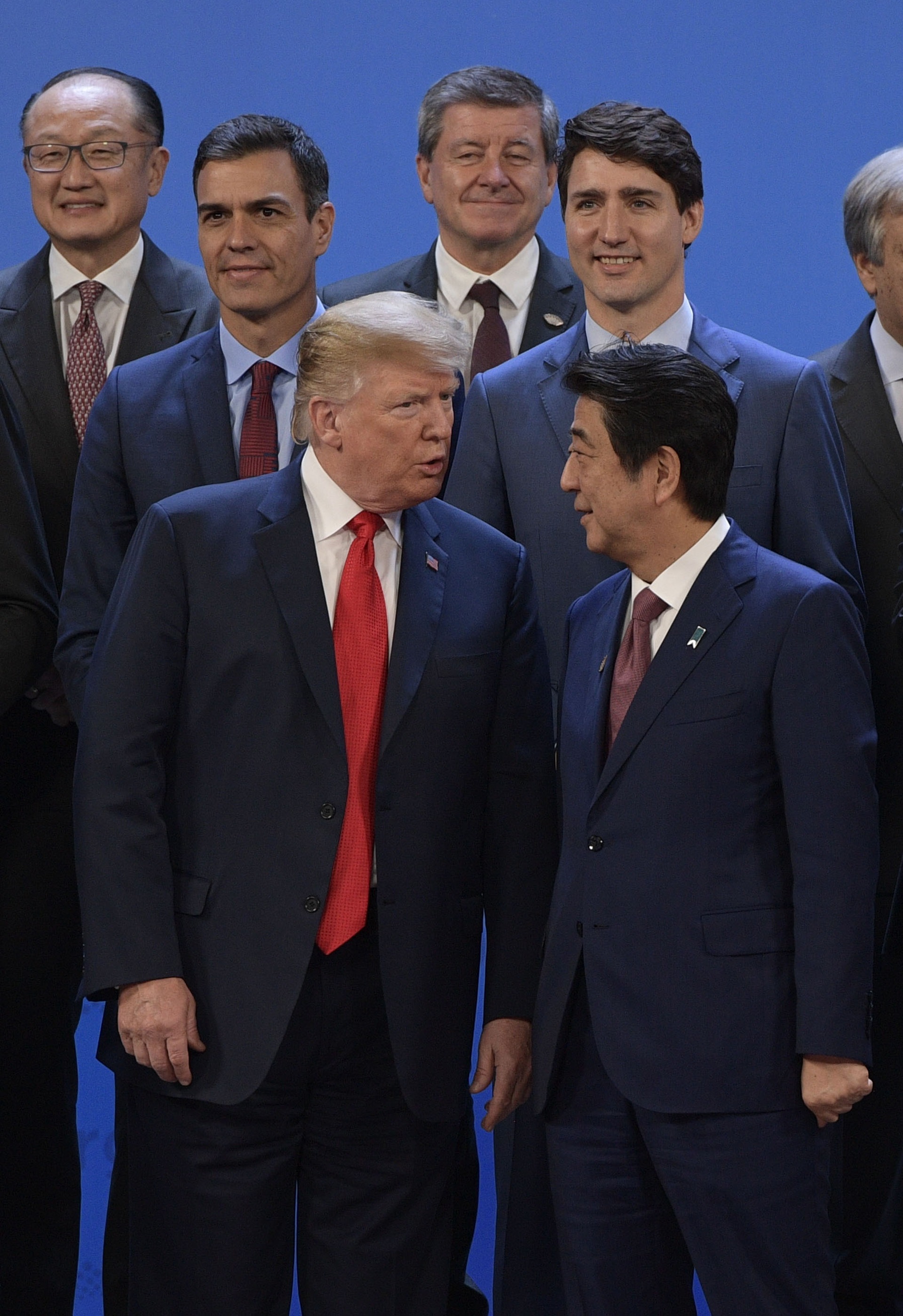 Donald Trump y el japonés Shinzo Abe dialogan en la previa de la foto de familia
