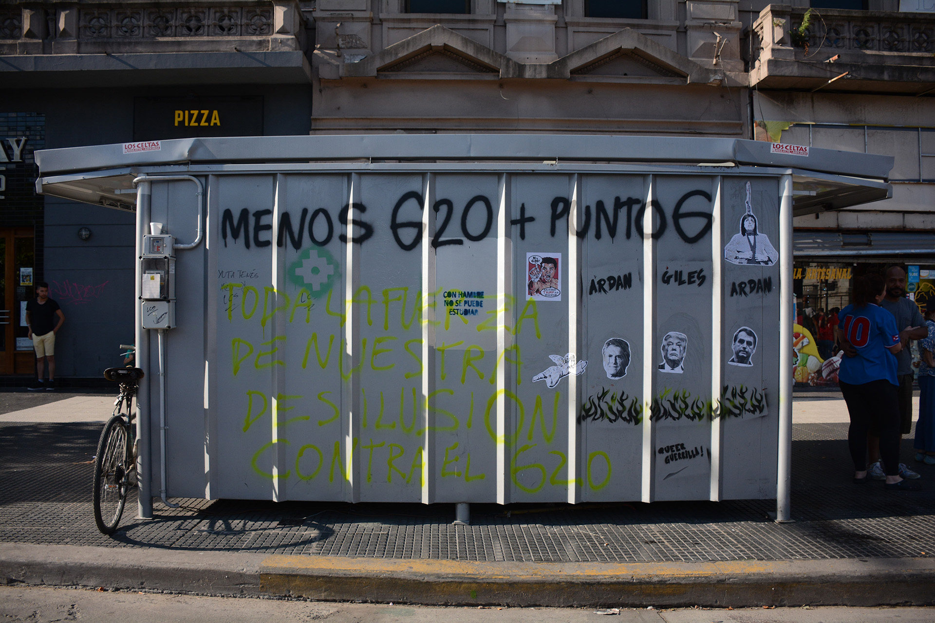 Los manifestantes pintaron y dañaron las instalaciones de un puesto de diarios