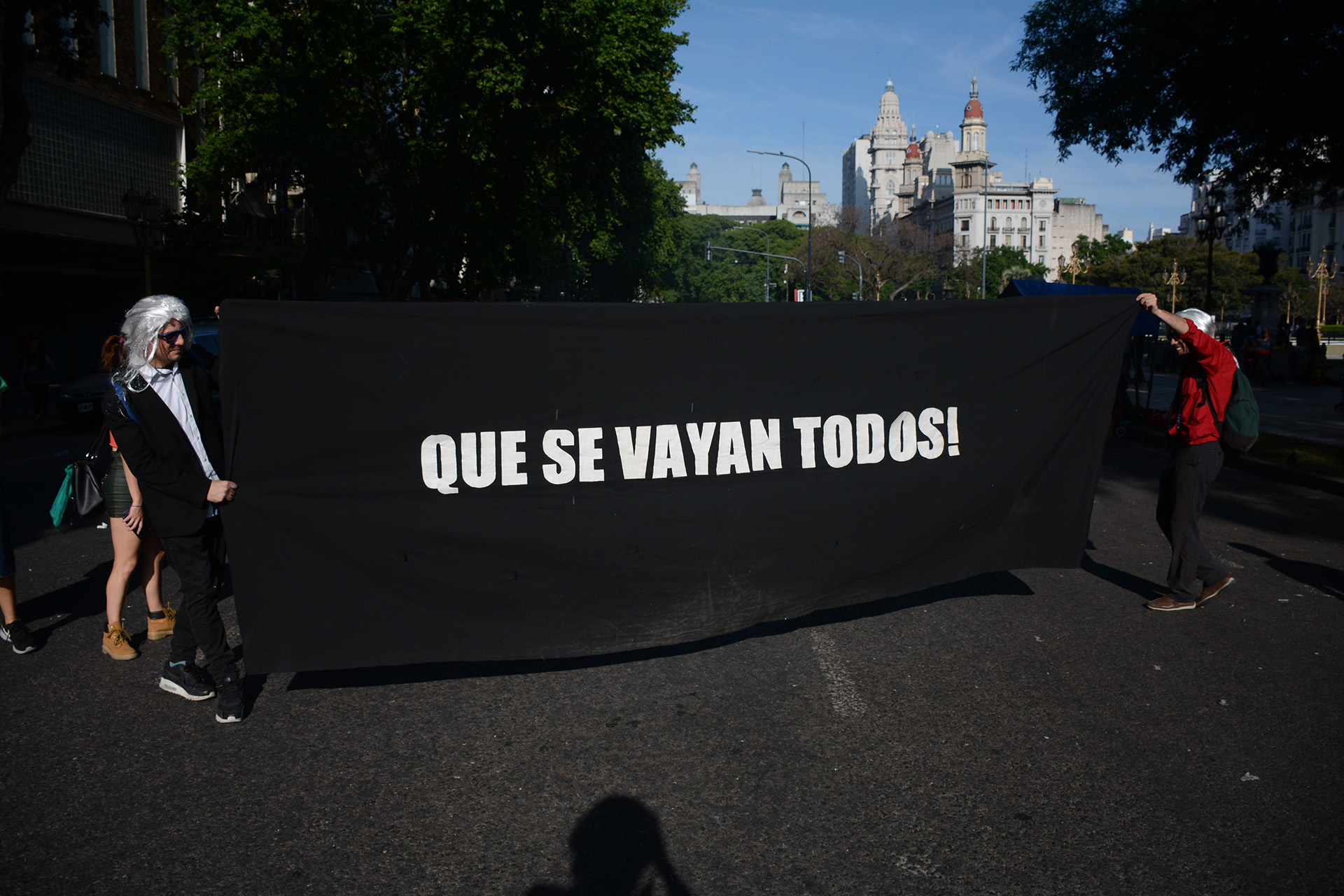 Los manifestantes llevaron banderas y carteles para repudiar la cumbre