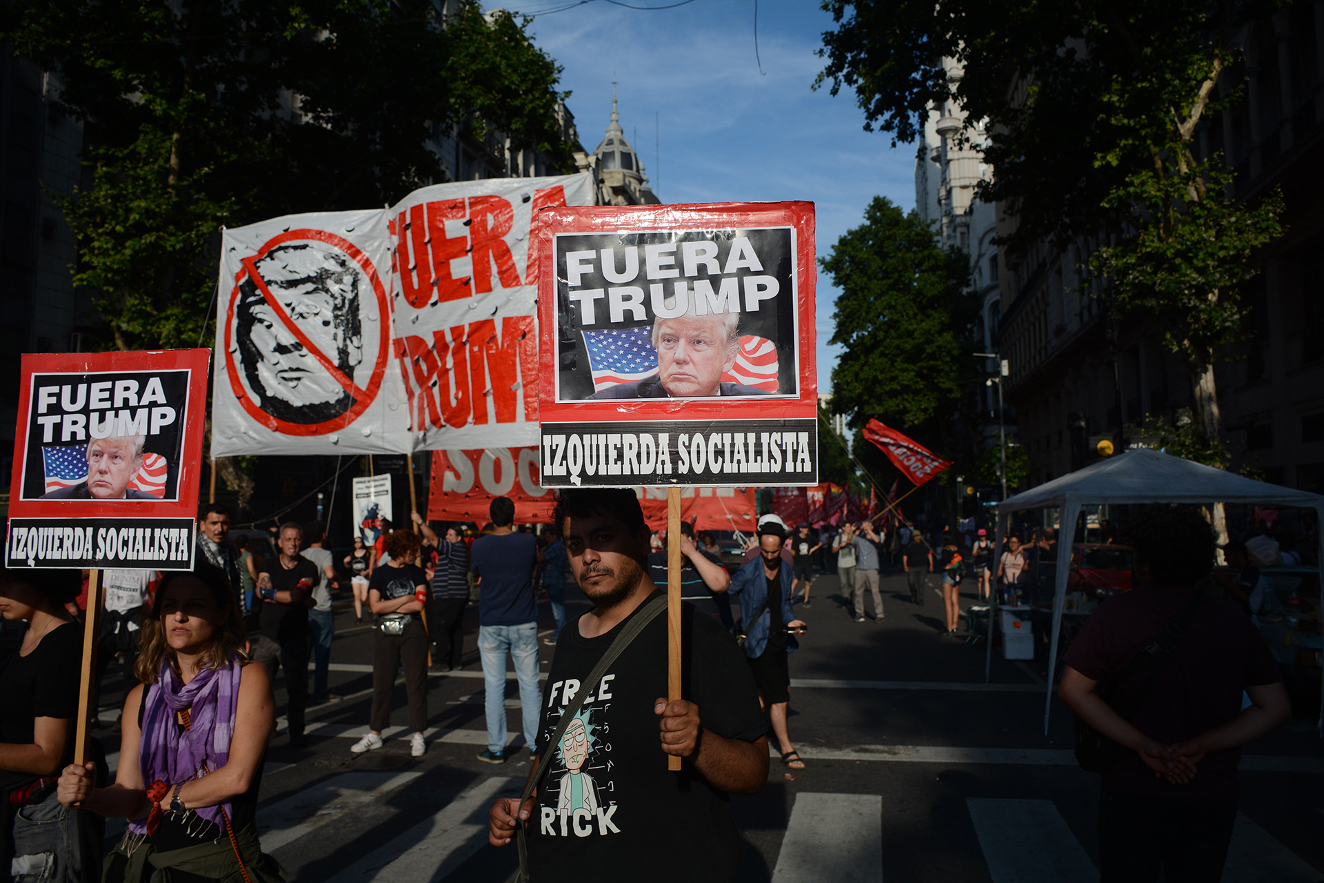 Muchos de los carteles apuntaron contra el presidente Donald Trump