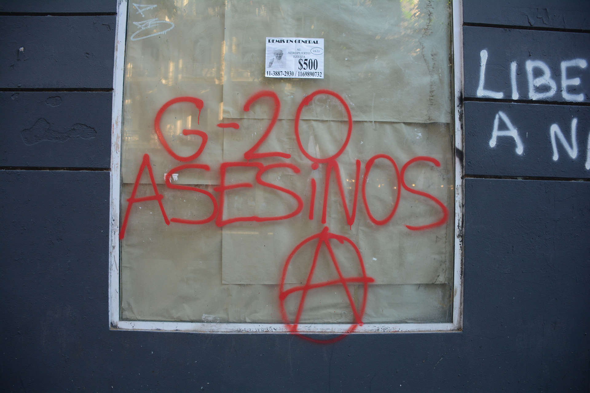 Hubo pintadas en algunas de la calles del centro porteño