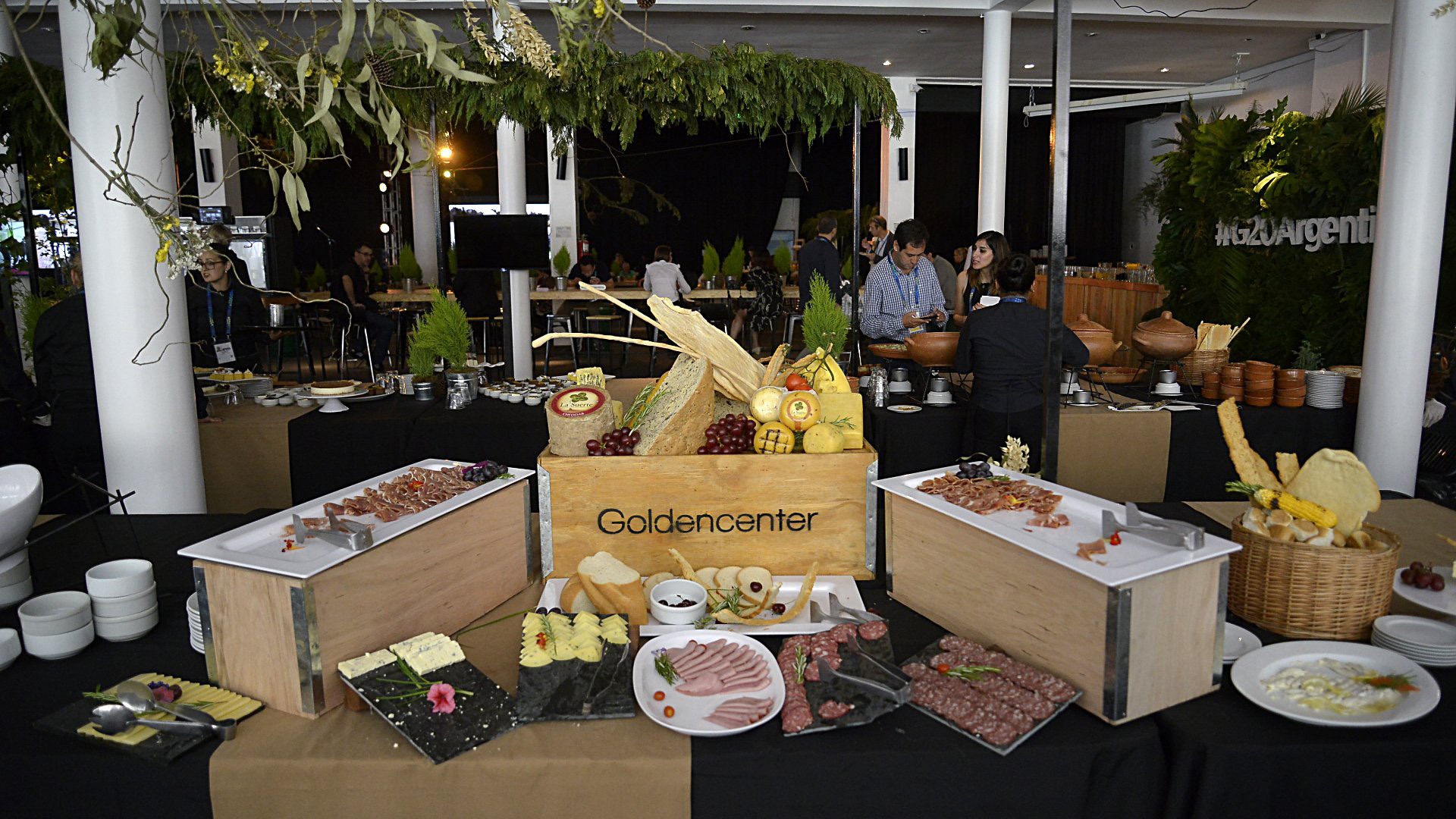 En un pasillo externo, varios stands ofrecen productos regionales, como dulce de leche, yerba mate, vinos, golosinas y dulces