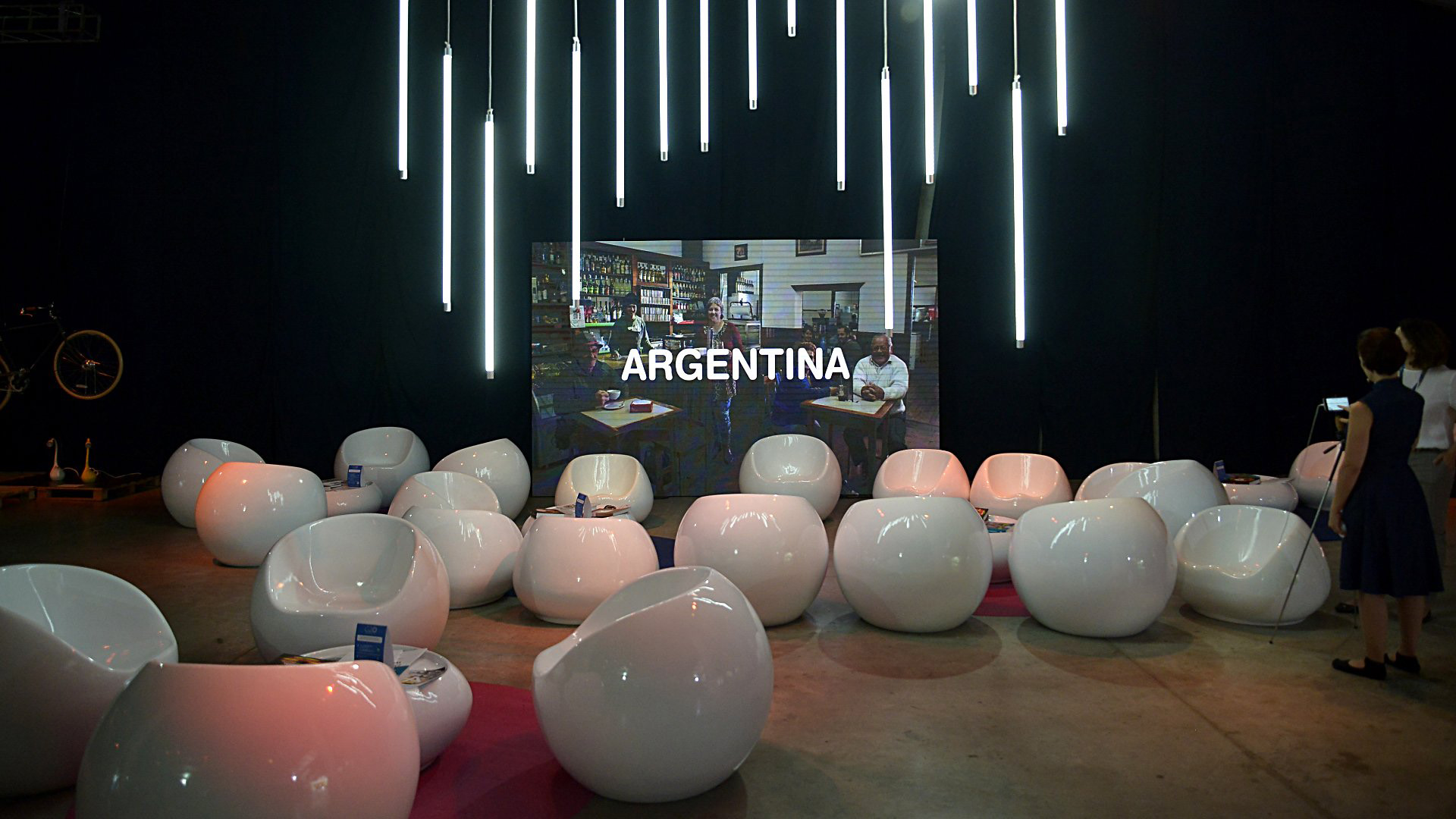 En los livings hubo a disposición sillones blancos para hacer transmisiones en vivo por las redes sociales junto a otros espacios para tomar café