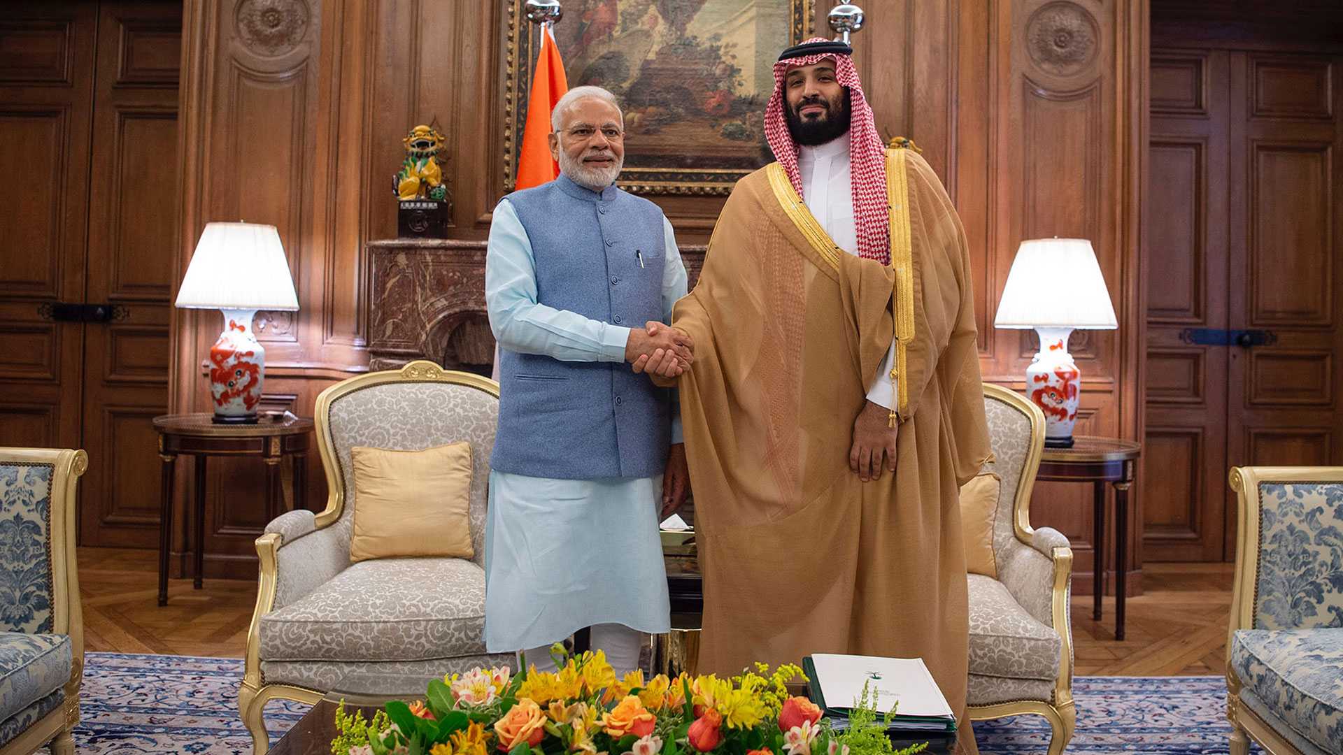 El premier de la India, Narendra Modi, junto al príncipe saudí, Mohammed Bin Salman (AFP)