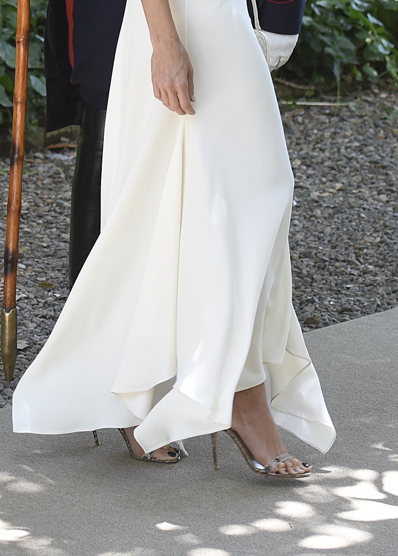 Juliana Awada acompañó su look con unas sandalias metalizadas en la Villa Ocampo en donde recibió a las primeras damas de la cumbre de G 20. Foto Matías Campaya/GENTE