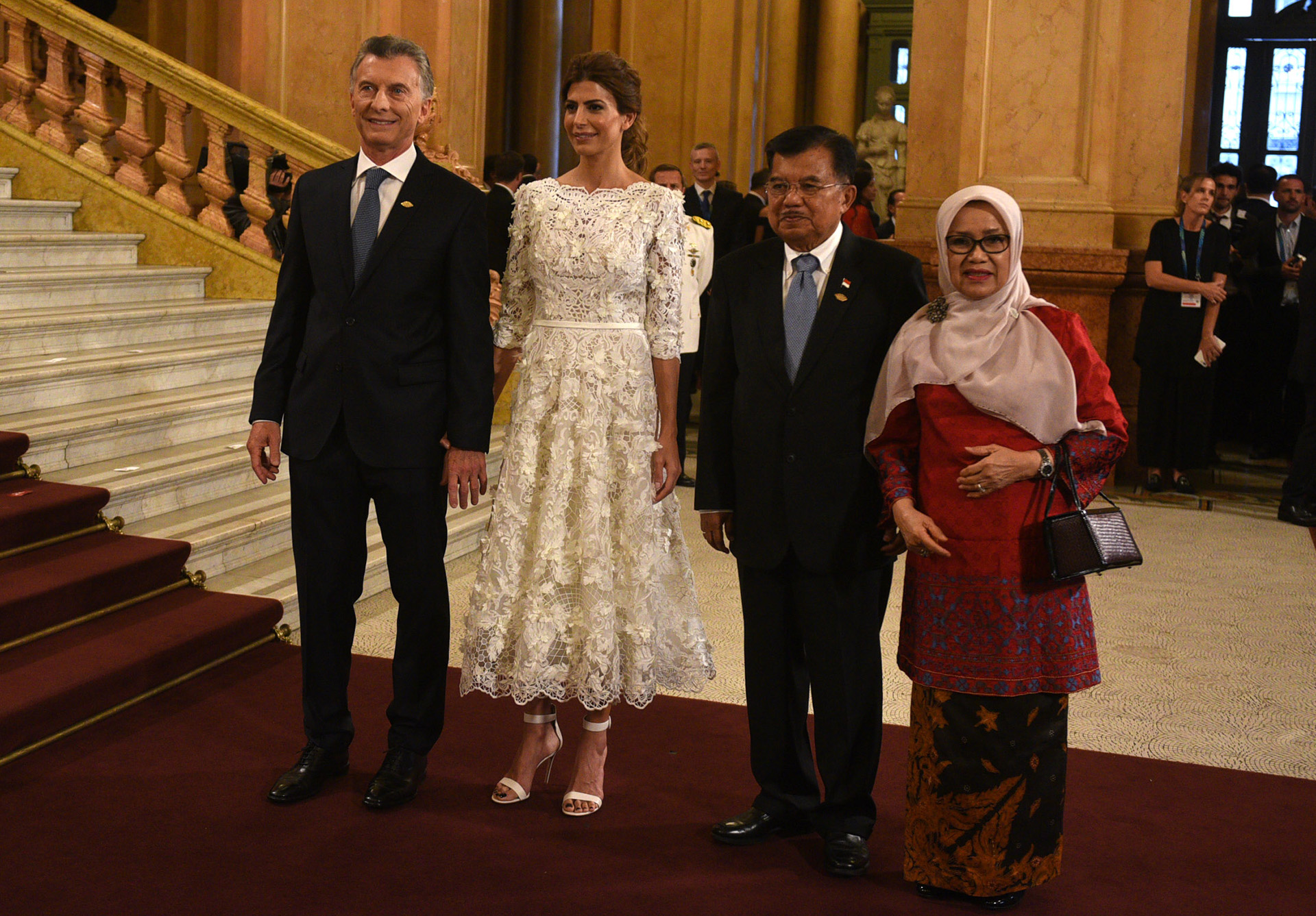 El matrimonio presidencial argentina junto a Jusuf Kalla, el vicepresidente de Indonesia y Mufidah Jusuf Kalla
