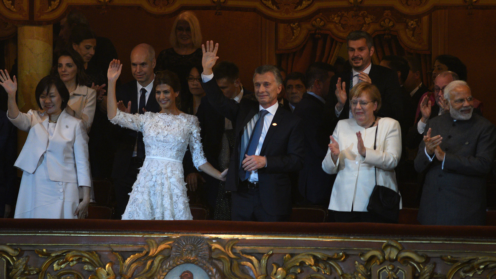El saludo de los líderes desde el palco presidencial