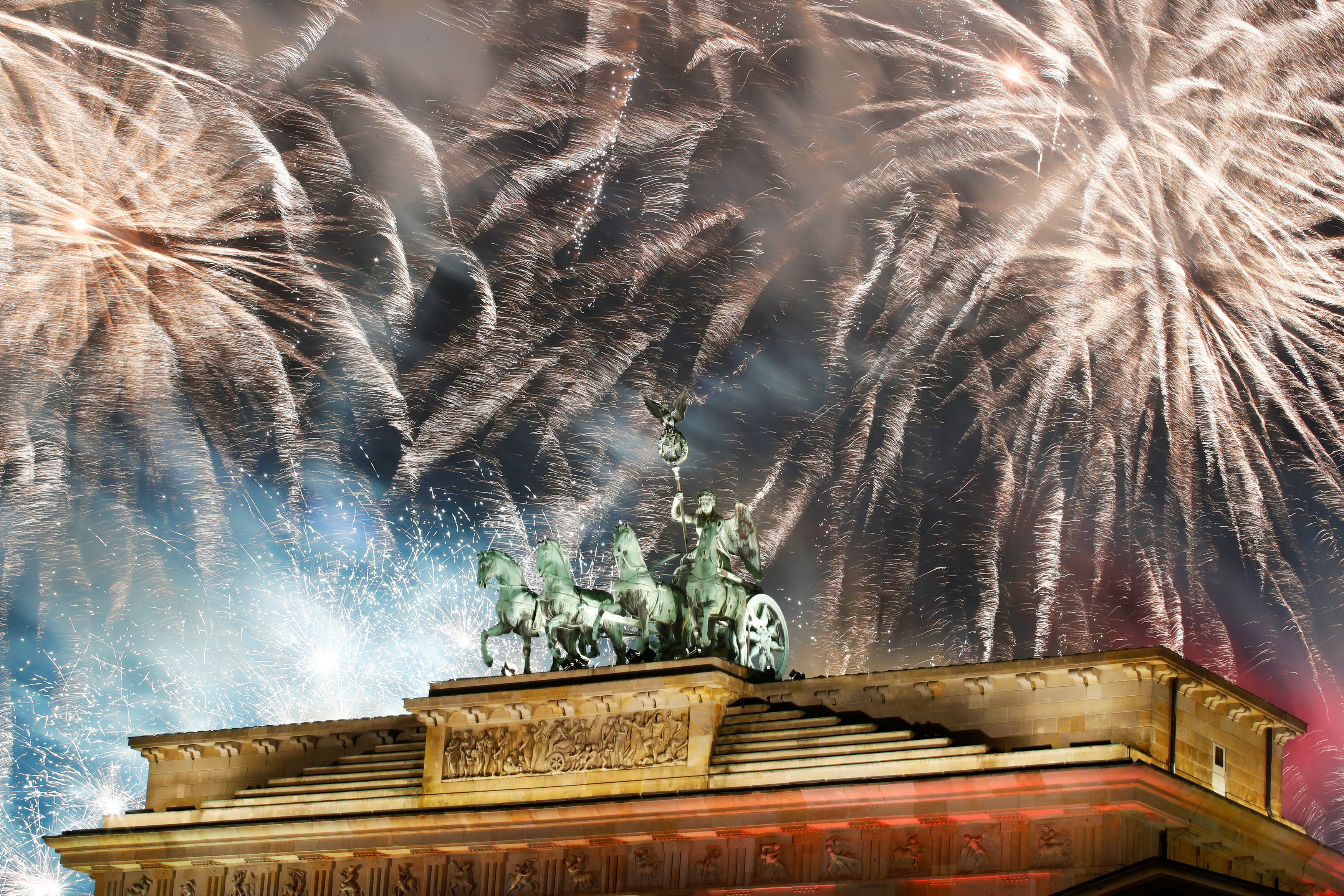 Fuegos Artificiales en la Puerta de Brandenburgo de Berlín, Alemania(REUTERS/Axel Schmidt)