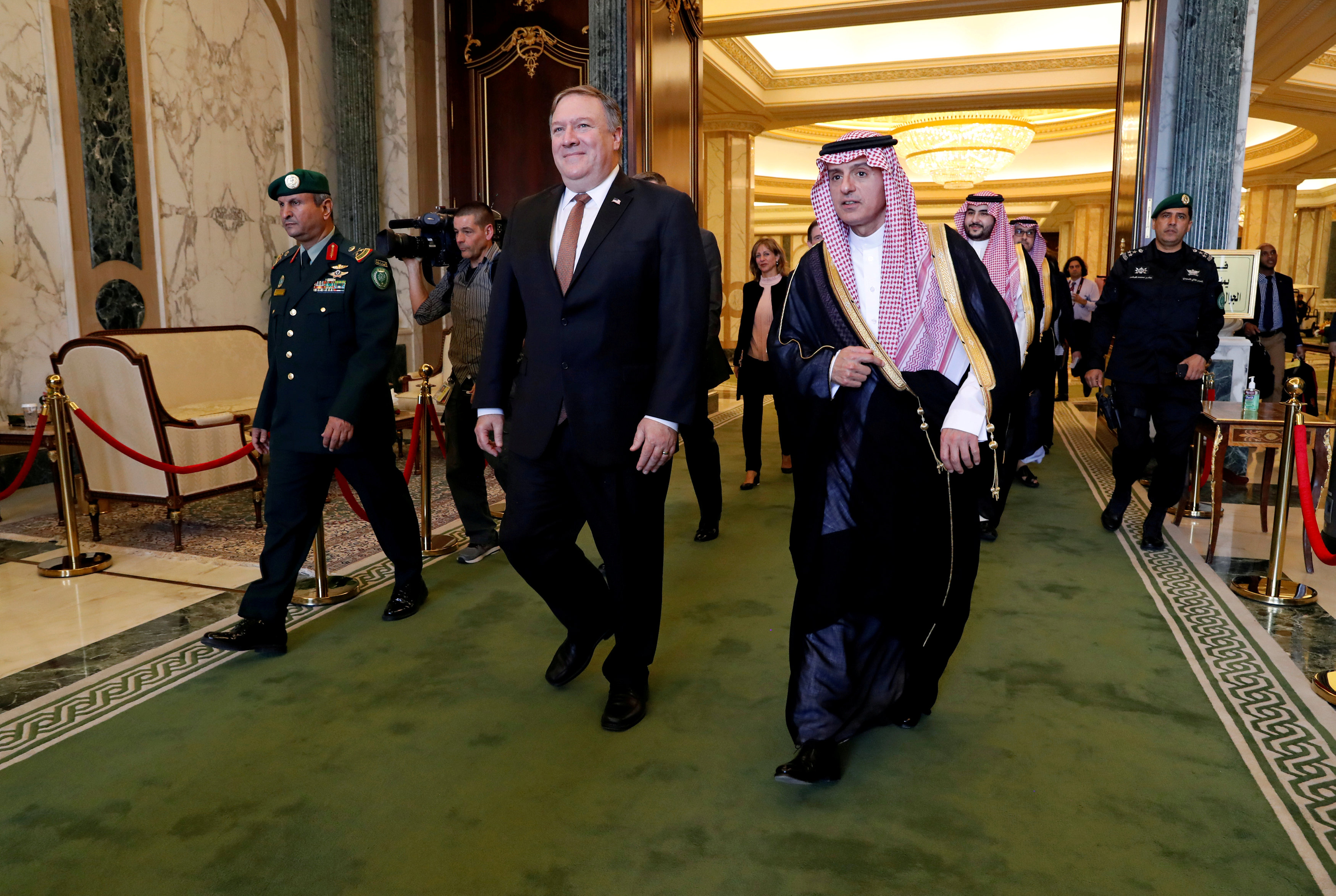Mike Pompeo y Adel al Jubeir en Riad el October 16, 2018. (REUTERS/Leah Millis/Pool)