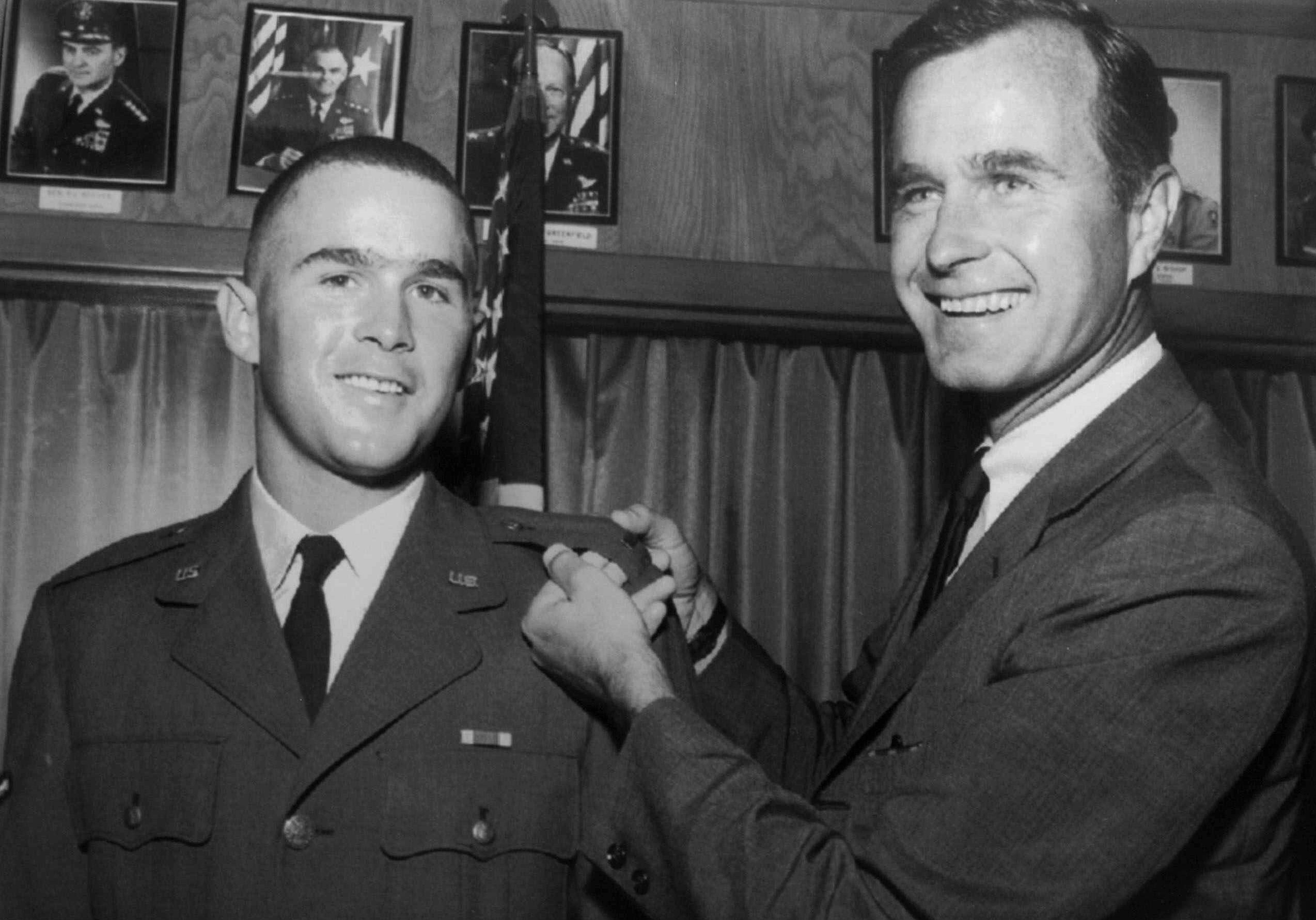 George H.W. Bush junto a su hijo George W. Bush. (AP Photo, File)