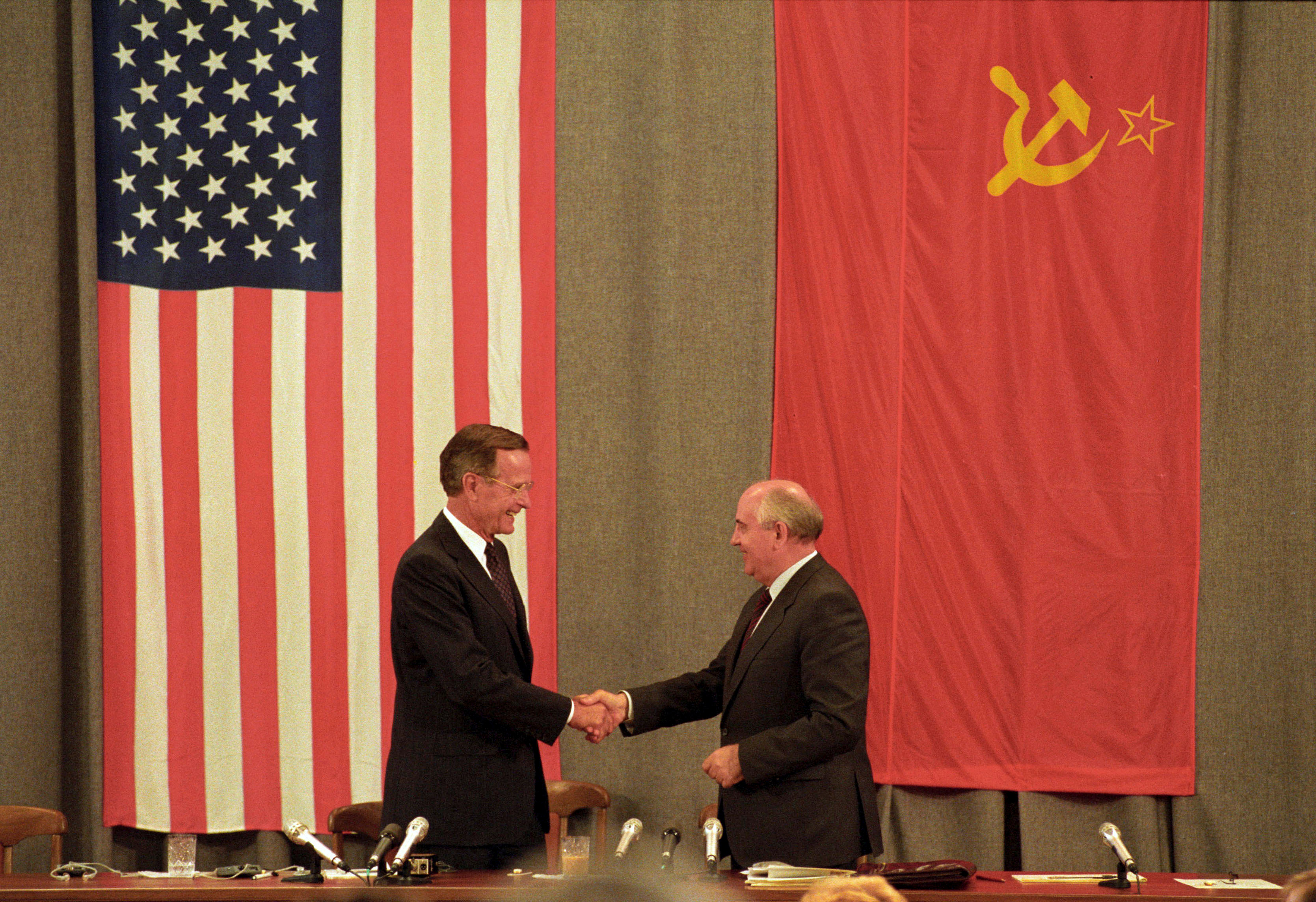 George H. W. Bush y Mikhail Gorbachev. (REUTERS/Rick Wilking)