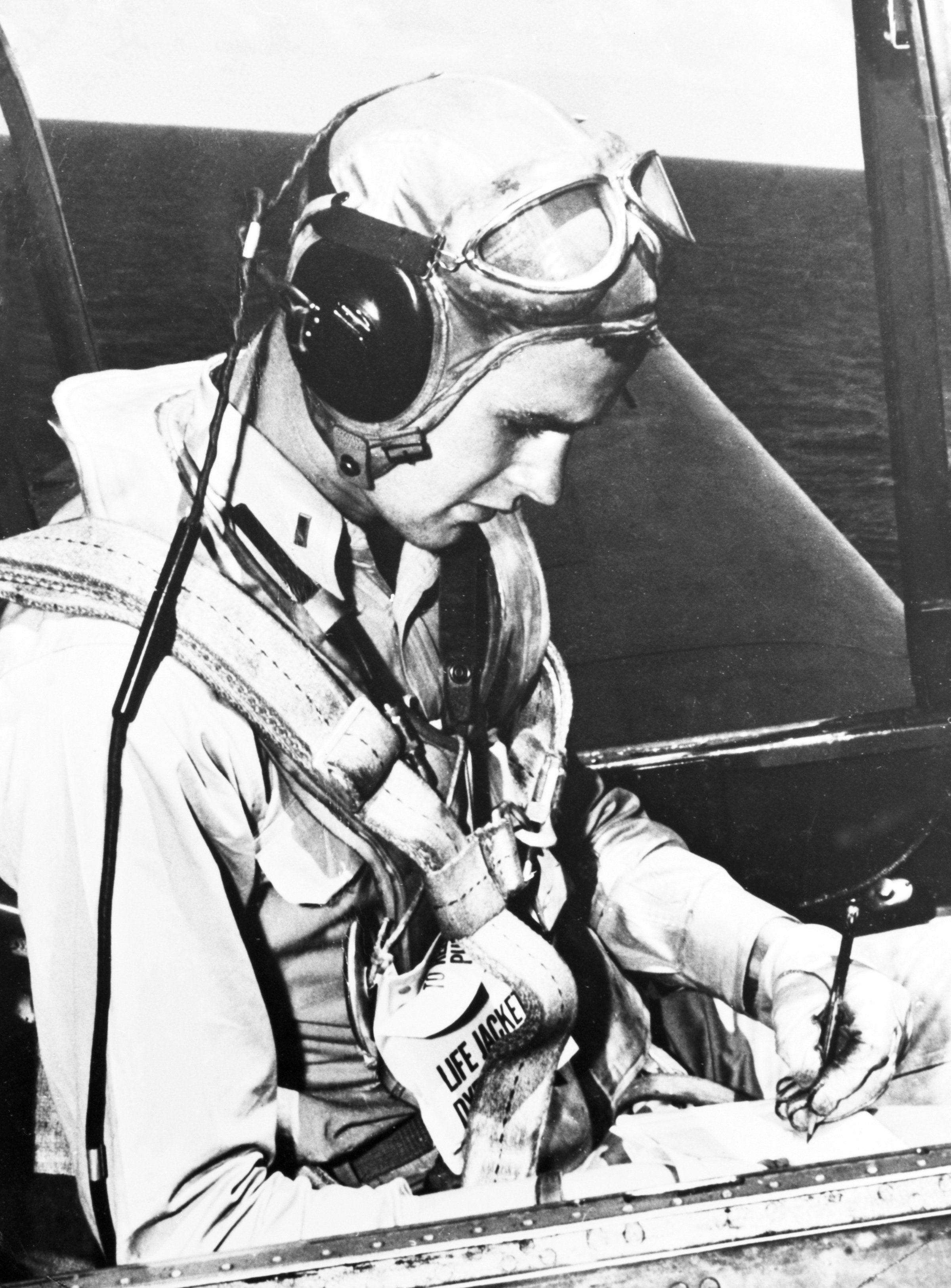 George H. W. Bush sentado en la cabina de un avión Avenger en 1945. (George Bush Presidential Library and Museum/Handout via REUTERS)