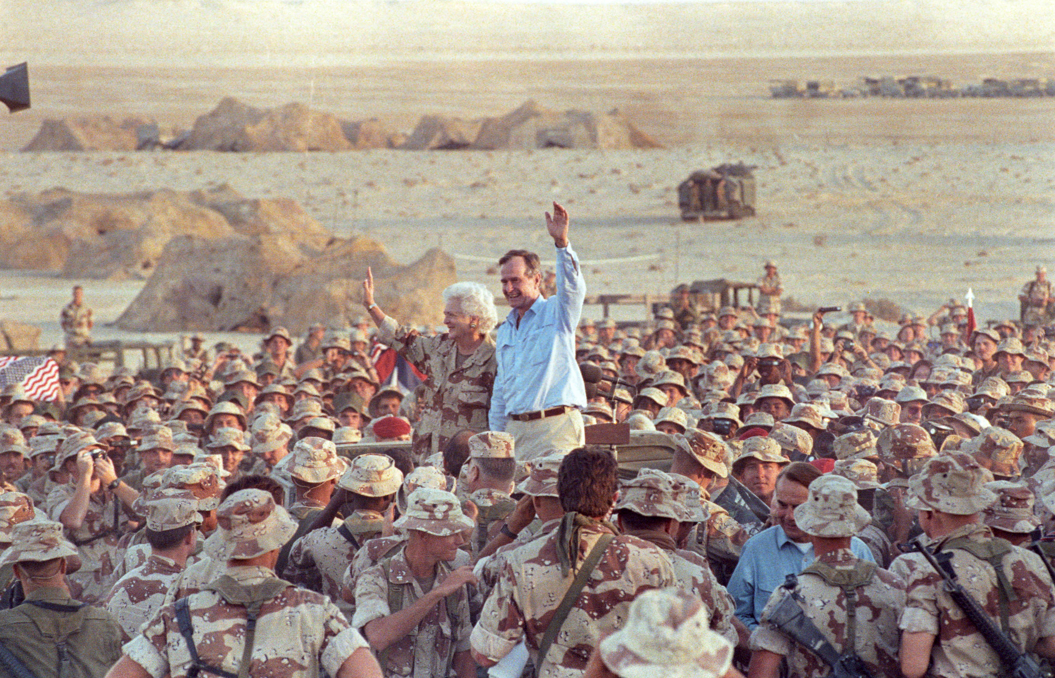 George H. W. Bush saluda a Marines and members, luego de las celebraciones del de Día de Acción de Gracias en el desierto saudita el 22 de noviembre de 1990. (REUTERS/Rick Wilking)