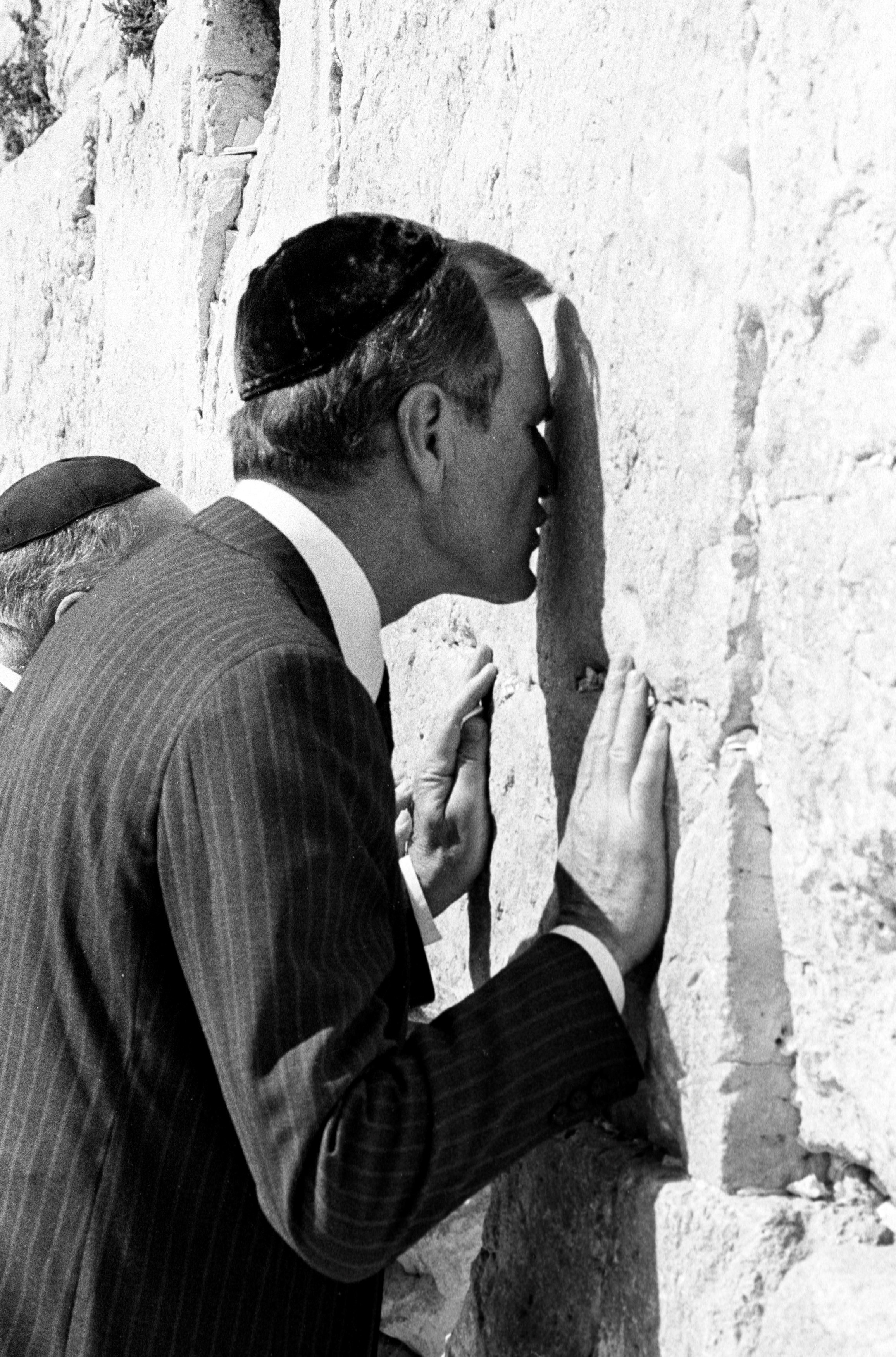 George H.W. Bush, como vicepresidente de Estados Unidos, besa el Muro de los Lamentos en Jerusalem el 27 de julio de 1986. (REUTERS/Jim Hollander)