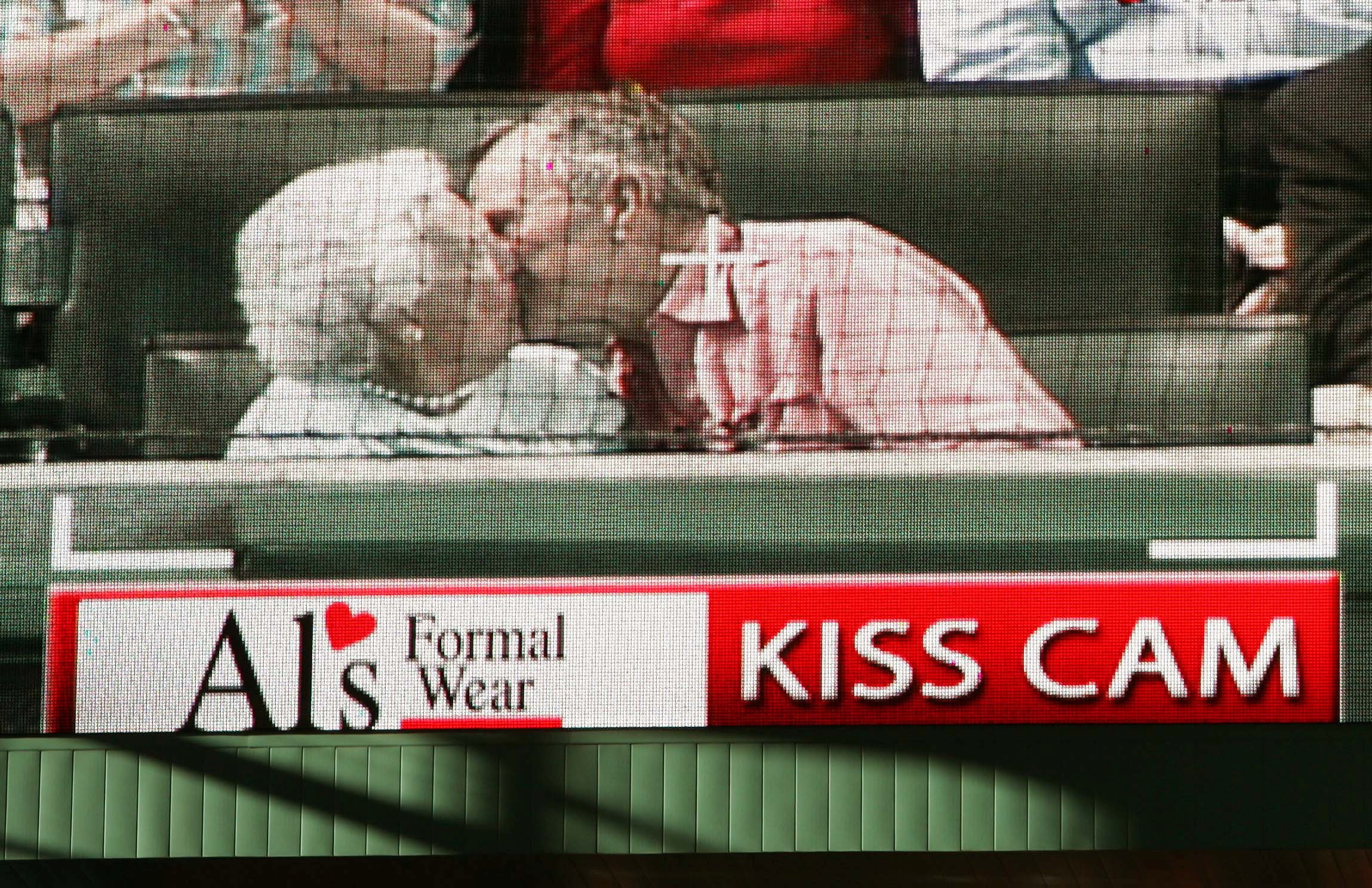 El ex presidente besa a su esposa Barbara Bush durante el cuarto juego de la Serie Mundial de Béisbol entre los Houston Astros y las Cardenales de St. Louis el 16 de octubre de 2005. (REUTERS/Mike Segar)