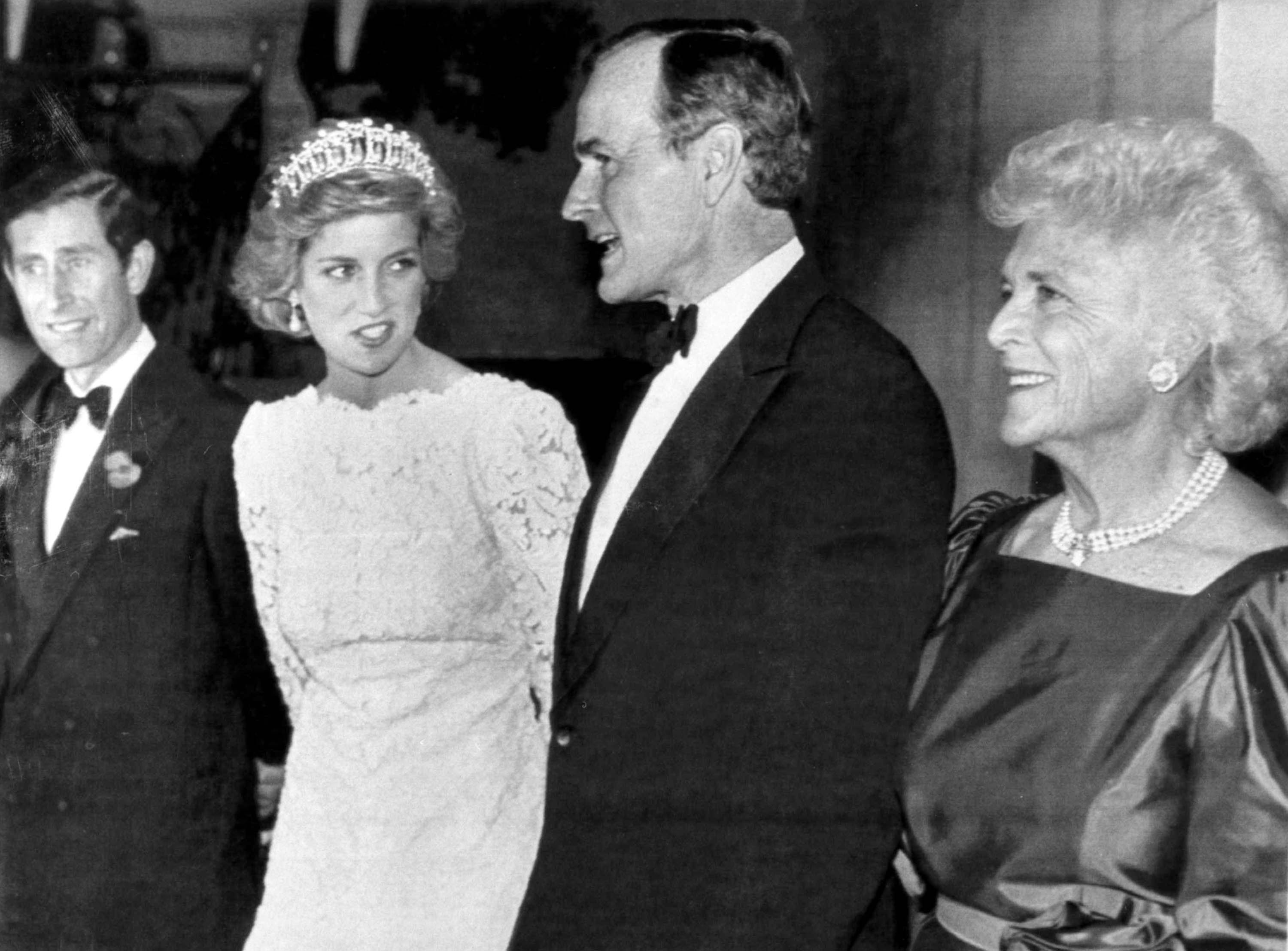 El príncipe Carlos y la princesa Diana son recibidos por el vicepresidente George Bush y su esposa Barbara en Washington  el 10 de noviembre de 1985. (REUTERS/Chas Cancellare)