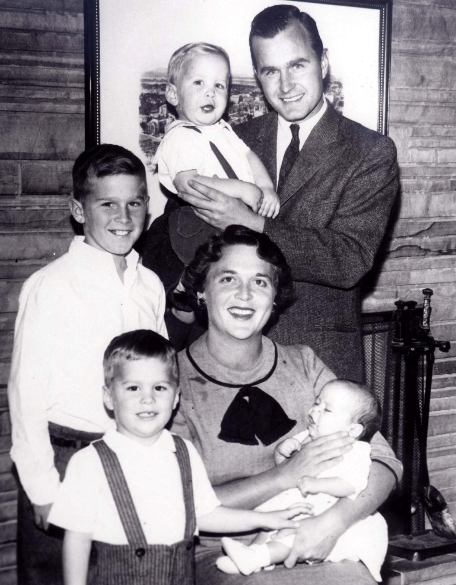 George Bush, Neil, George W., Barbara, Jeb y Marvin en 1956. (REUTERS/File Photo)
