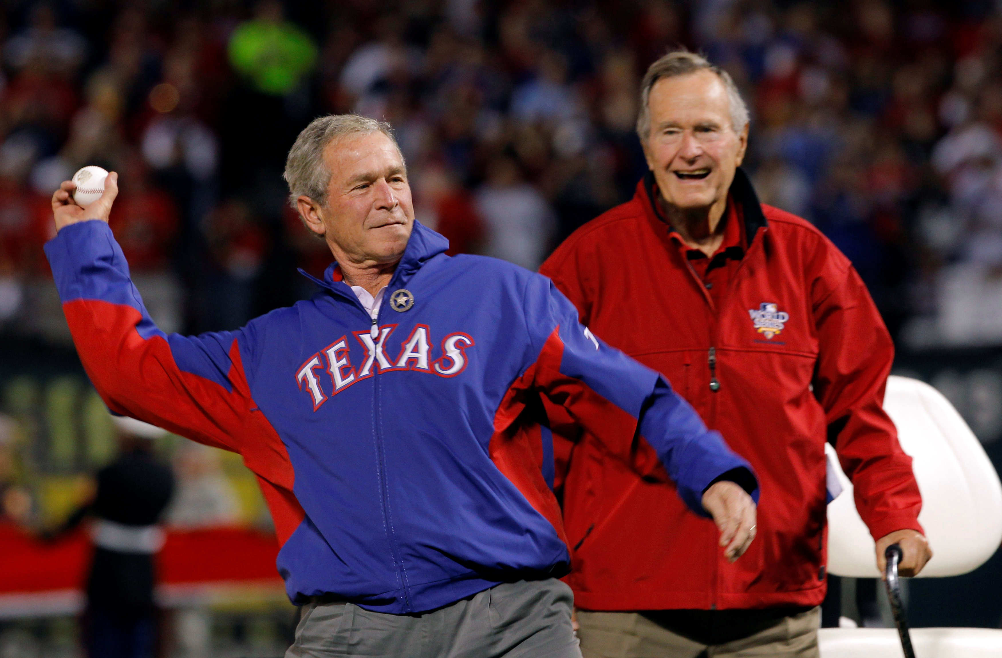 Padre e hijo durante un juego de la Serie Mundial de Béisbol entre los Giantes de San Francisco y los Texas Rangers el 31 de octubre de 2010. (REUTERS/Brian Snyder)