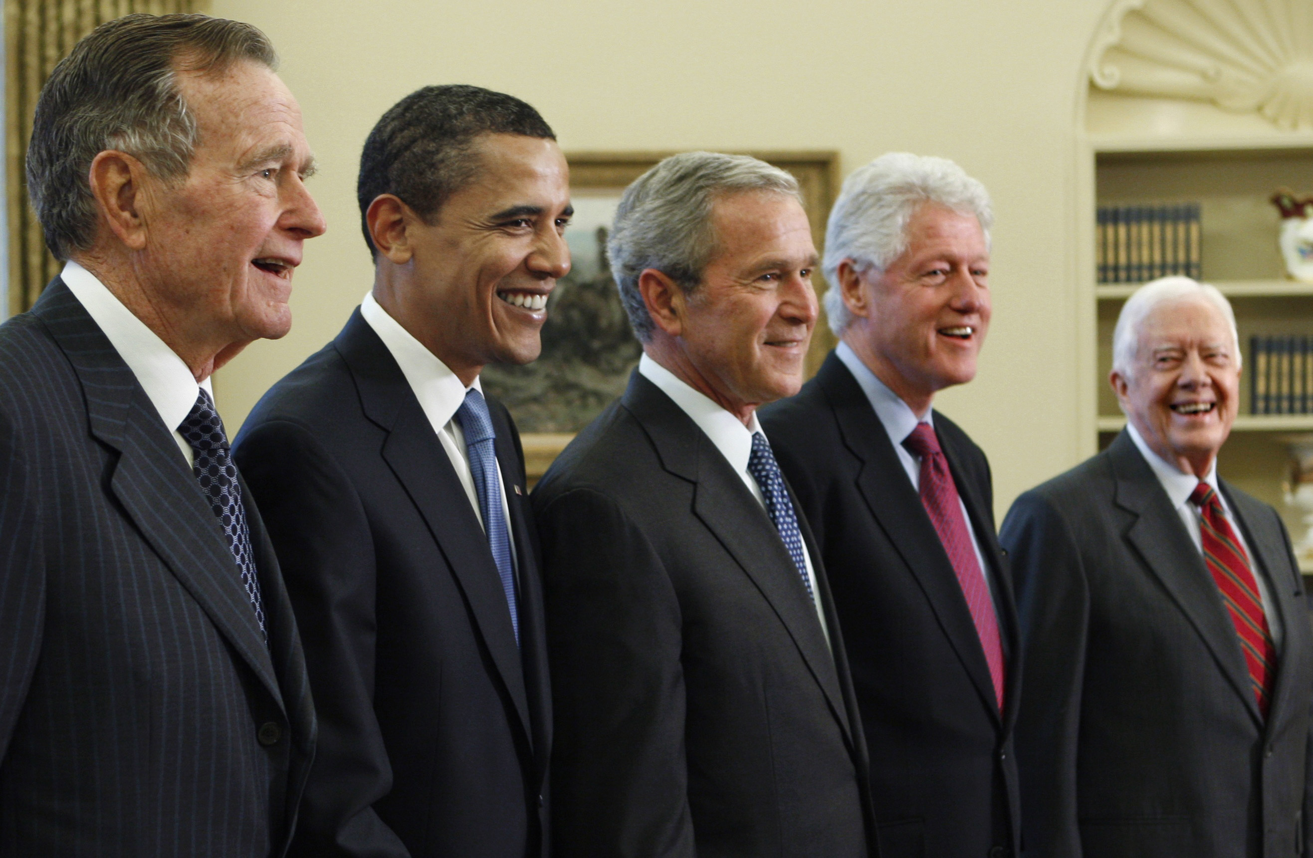 Los ex presidentes George H. W. Bush Barack Obama, George W. Bush, Bill Clinton, y Jimmy Carter. (AP Photo/J. Scott Applewhite, File)