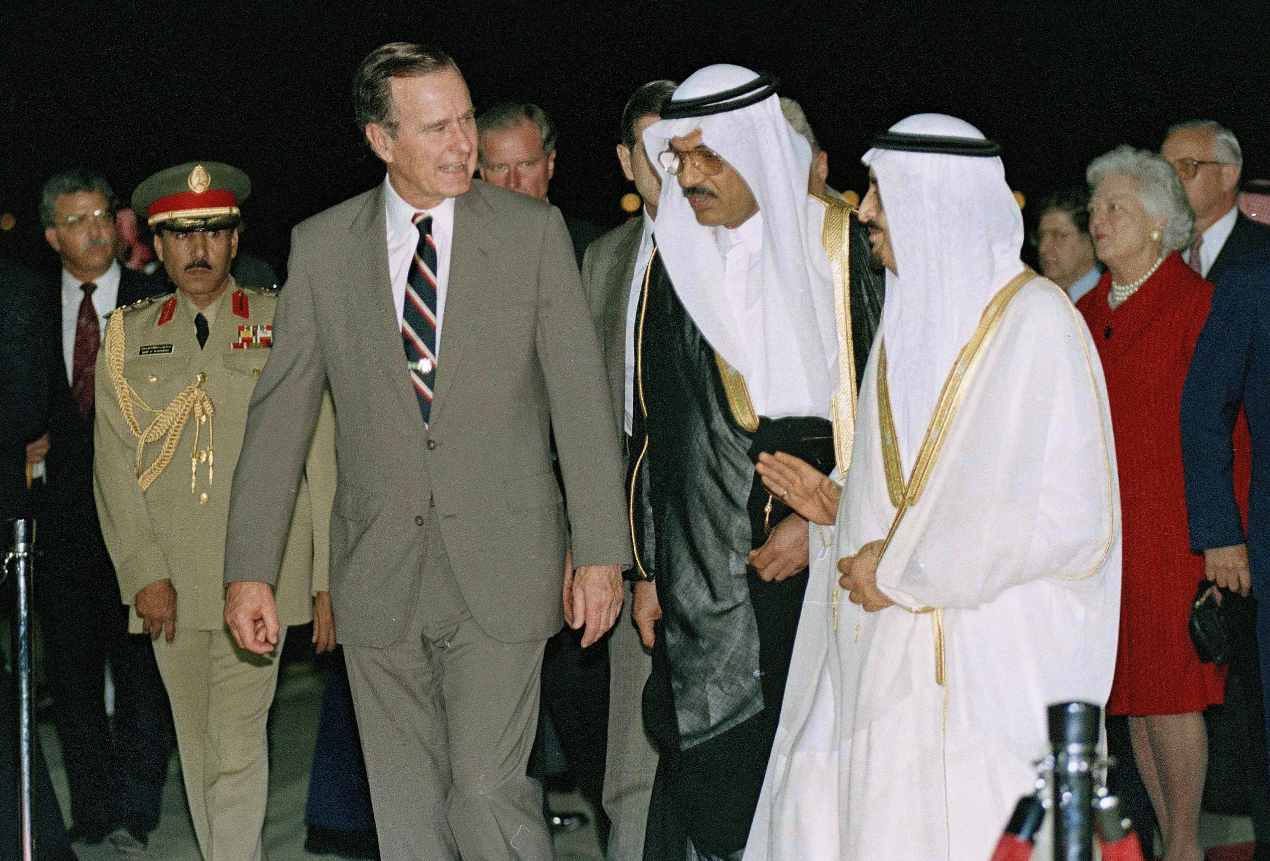 George H.W. Bush es recibido por el rey Fahd en su llegada a Jeddah, Arabia Saudita. (AP Photo/J. Scott Applewhite)