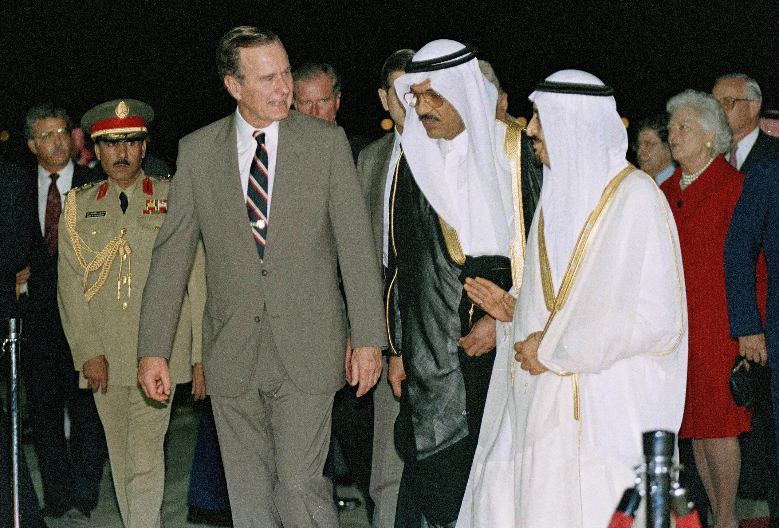 George H.W. Bush es recibido por el rey Fahd en su llegada a Jeddah, Arabia Saudita. (AP Photo/J. Scott Applewhite)