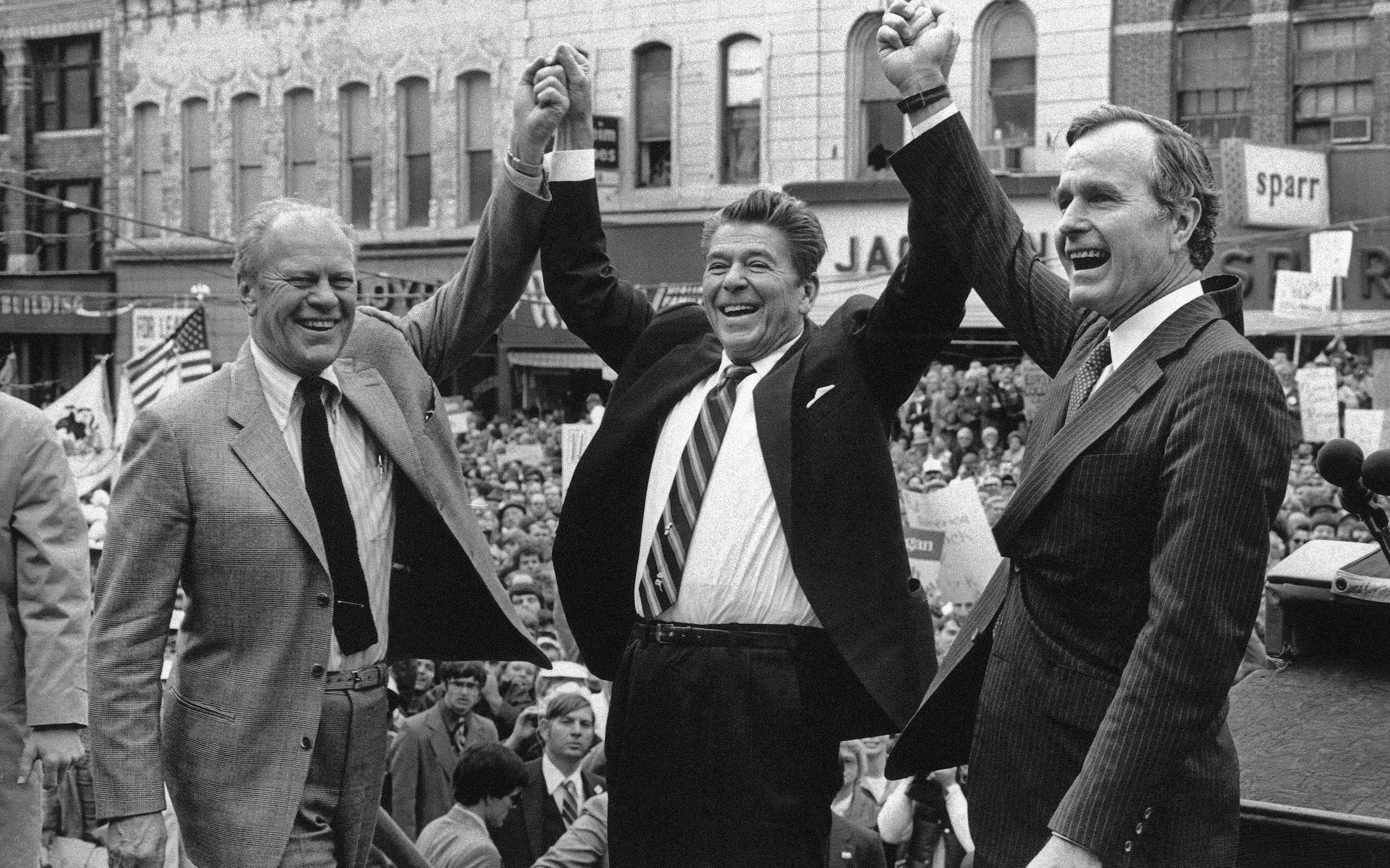 El ex presidente Gerald Ford mostrando su apoyo al entonces candidato republicano Ronald Reagan junto con su compañero de fórmula George H.W. Bush. (AP Photo, File)