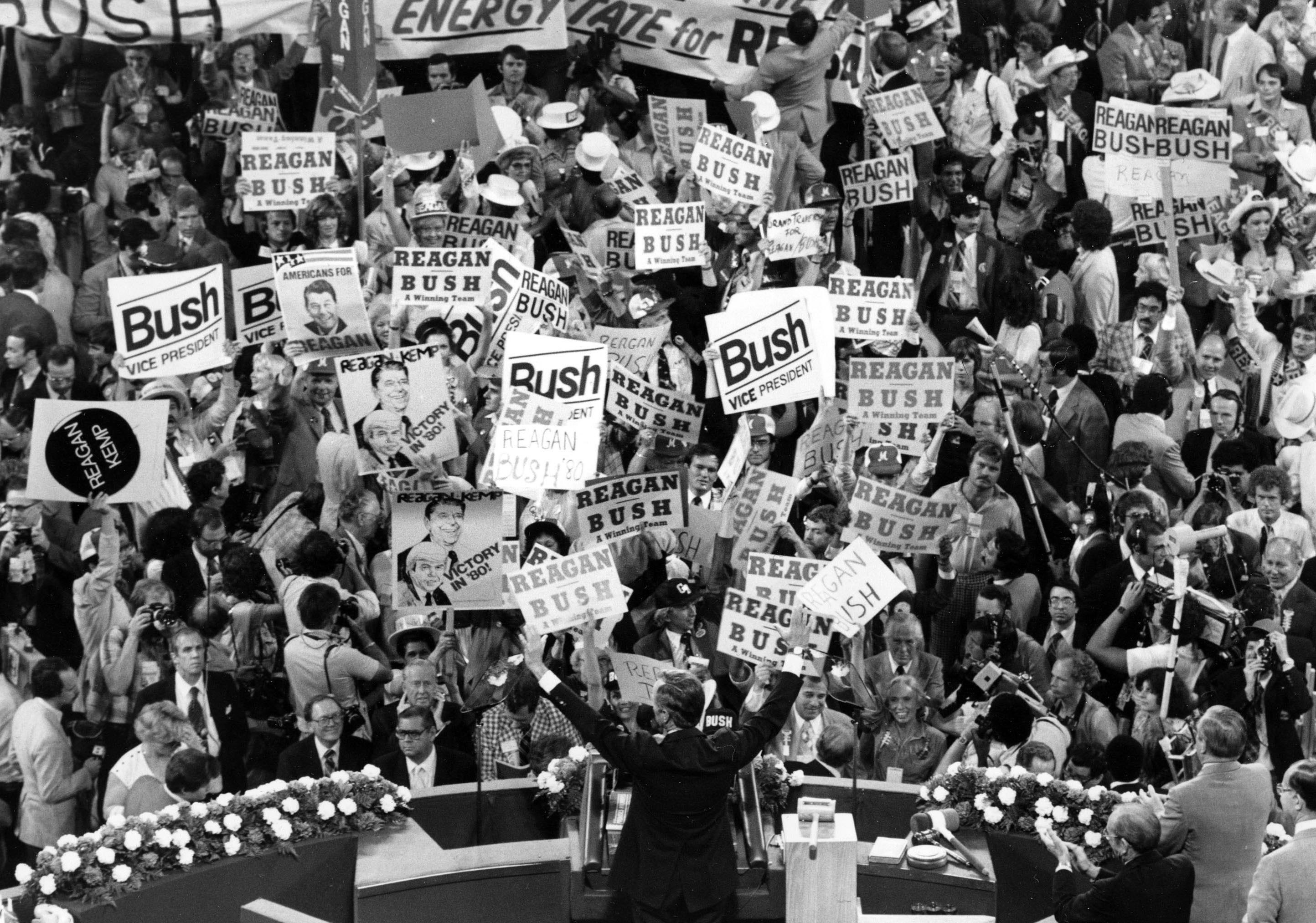 George H.W. Bush saluda a la multitud durante una convención republicana. (AP Photo/File)