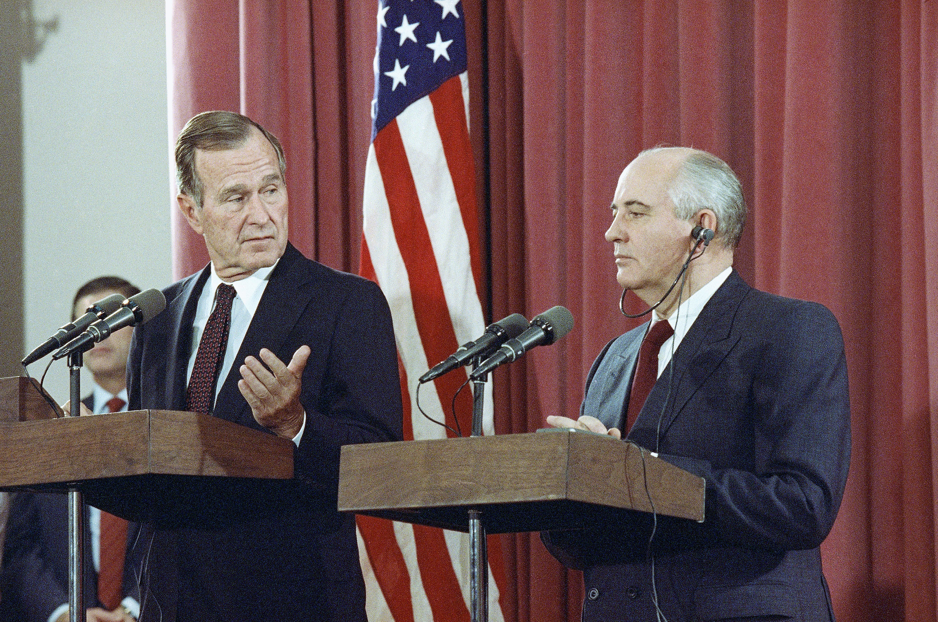 Bush gestures y Gorbachev. (AP Photo/Jerome Delay, File)