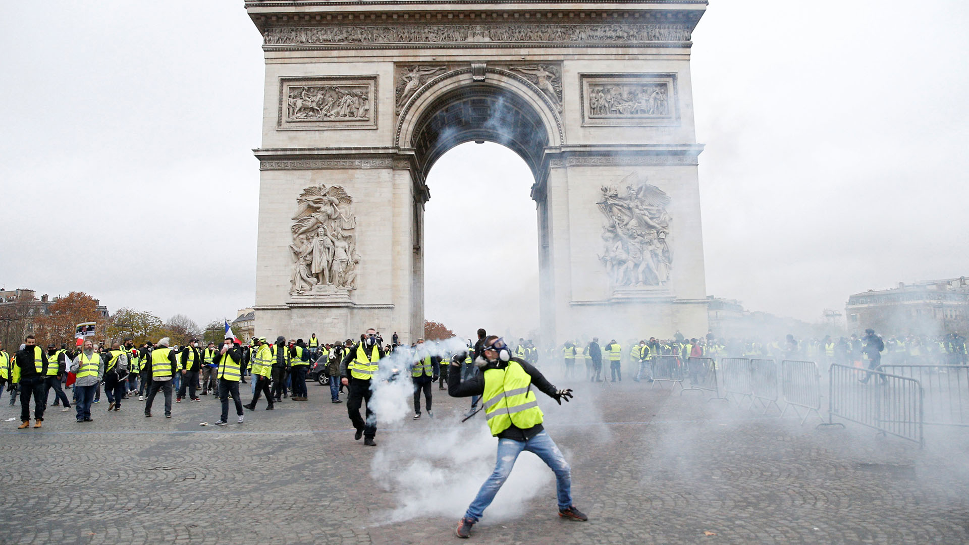 Los manifestantes se reunieron en torno al Arco del Triunfo (REUTERS/Stephane Mahe)