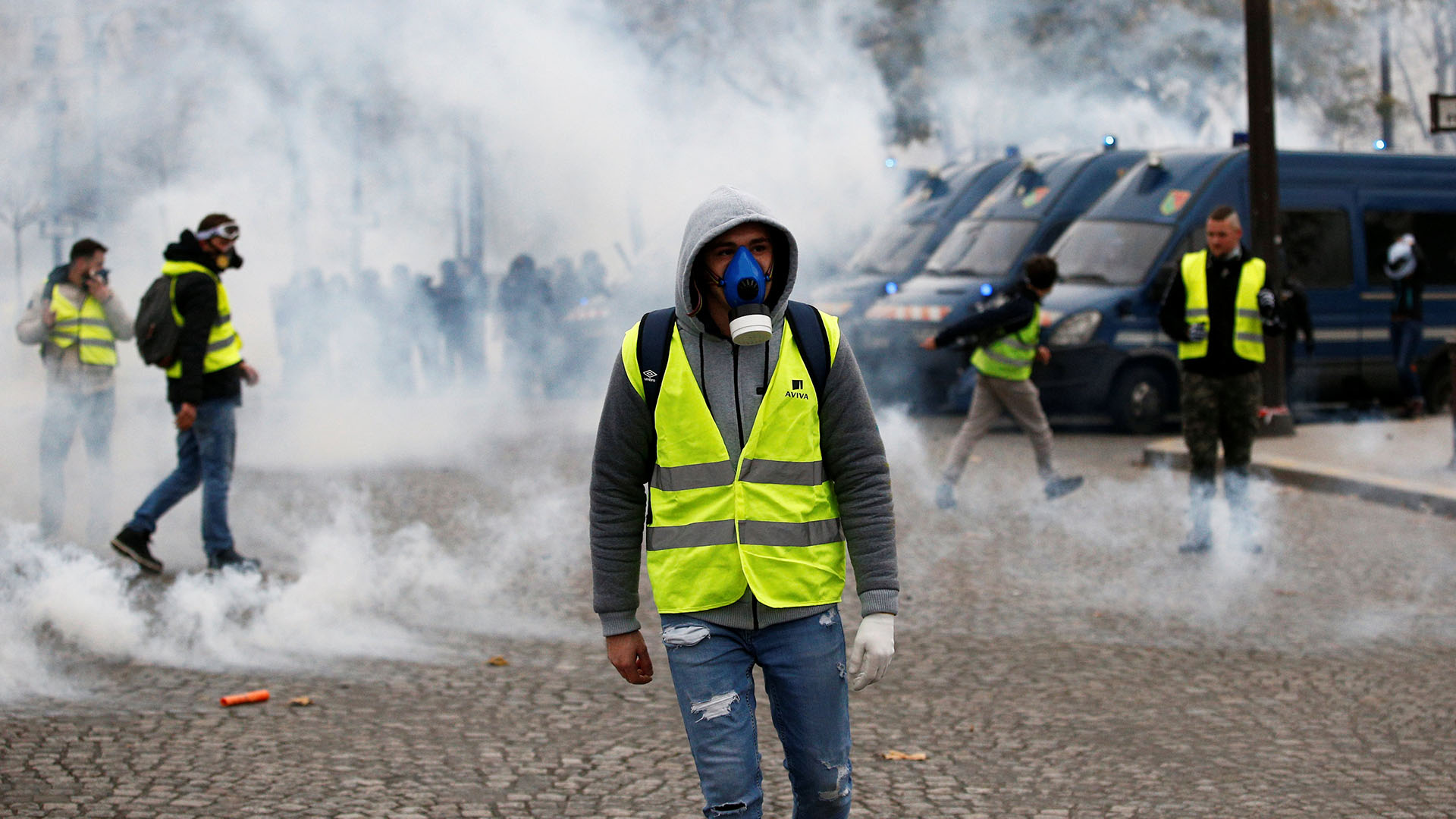 Un manifestante con una máscara (REUTERS/Stephane Mahe)