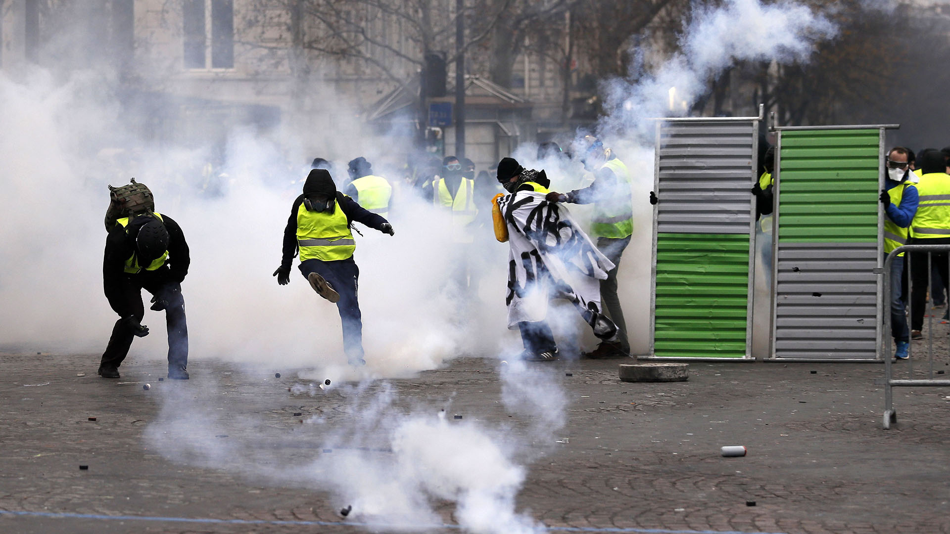 Unos 5.000 hombres han sido movilizados en la capital, donde están además previstas una manifestación del sindicato CGT y de estudiantes contra el alza de las inscripciones para estudiantes extranjeros (EFE/EPA/ETIENNE LAURENT)